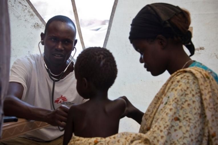 Une équipe MSF soigne les personnes déplacées dans un camp de Ddjouba
