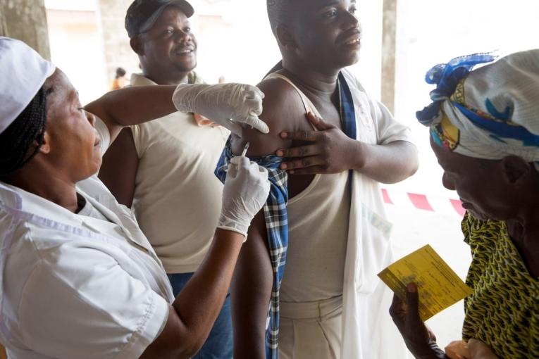 Campagne de vaccination contre la fièvre jaune à Matadi en RD Congo en mai 2016.
