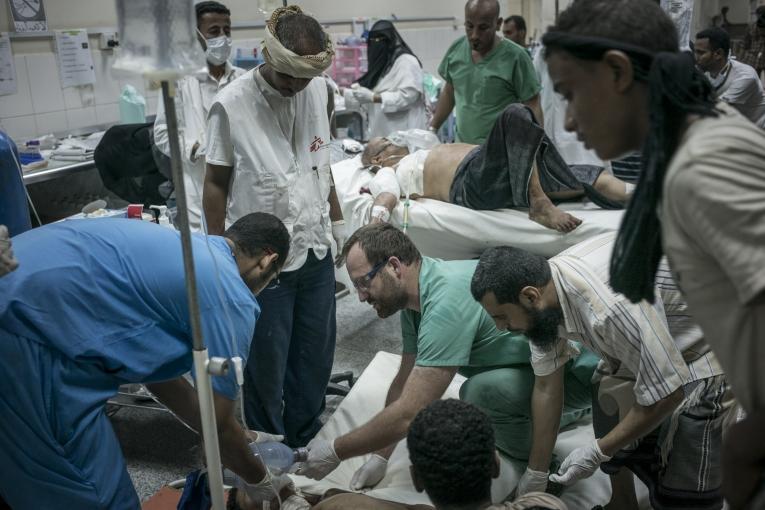 Les équipes MSF prennent en charge un afflux de patients à Aden le 1er juillet 2015.