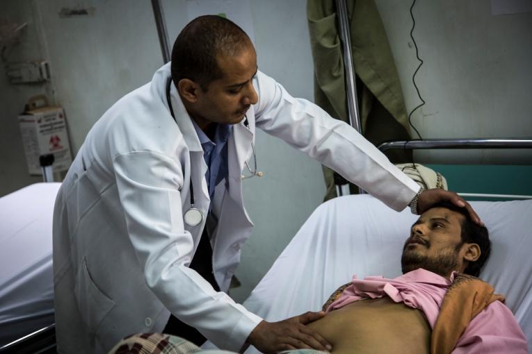 Au 4 décembre 318 cas suspects de diphtérie et 28 décès ont été signalés dans 15 des 22 gouvernorats du Yémen. La moitié de ces cas sont des enfants âgés de 5 à 14 ans et près de 95 % des personnes décédées avaient moins de 15 ans. Près d