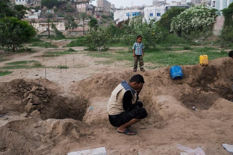 Le fils de Fakhira pleure sa mère enterrée dans un cimetière de Taiz. 2015