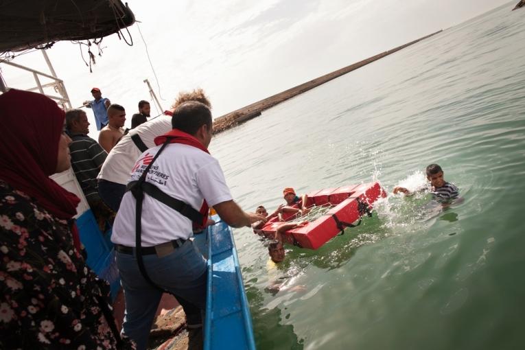Démonstration pratique durant la formation de sauvetage dispensée par MSF aux prêcheurs.