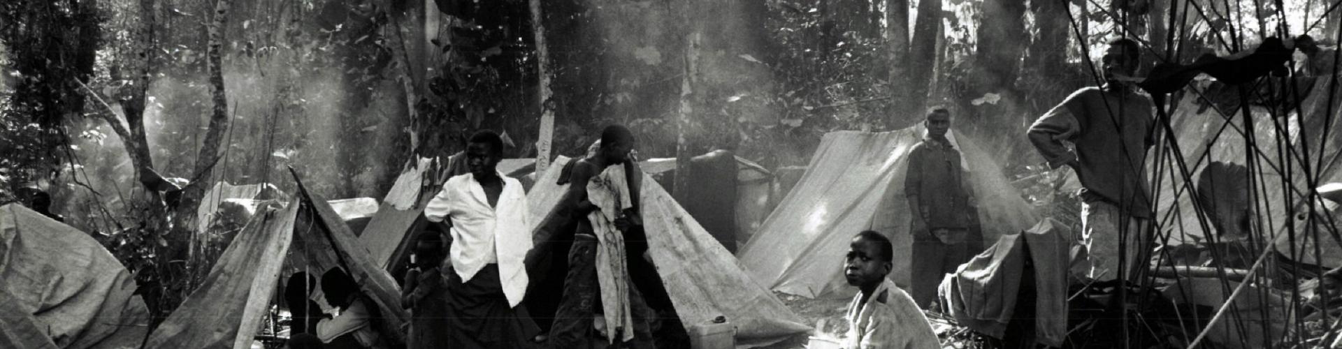 Dans le village de Biaro, les réfugiés rwandais hutus sont épuisés et tentent de se reposer. Ils ont fui les camps de Goma et de Bukavu dans l'est du Zaïre pour échapper aux attaques de l'Alliance des forces démocratiques pour la libération du Congo-Zaïre et de l'Armée patriotique rwandaise. Zaïre. 1997.
