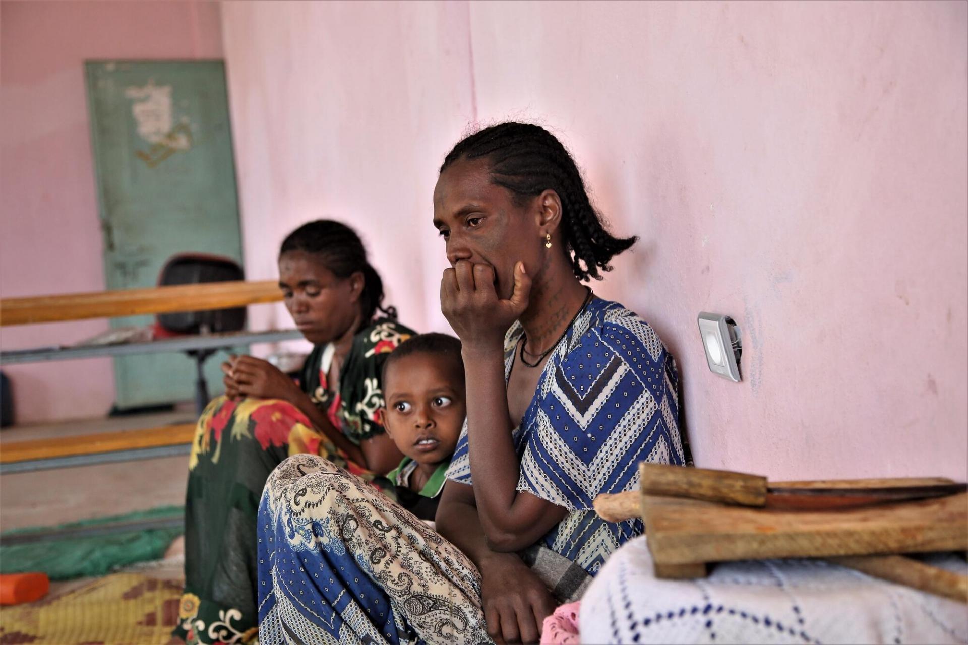 Portrait de Wagiha avec ses enfants. La famille vit désormais dans l’école primaire de la ville d’Abi Adi, dans le centre du Tigré. Dans la région, les écoles servent à héberger les personnes déplacées par les violences. 