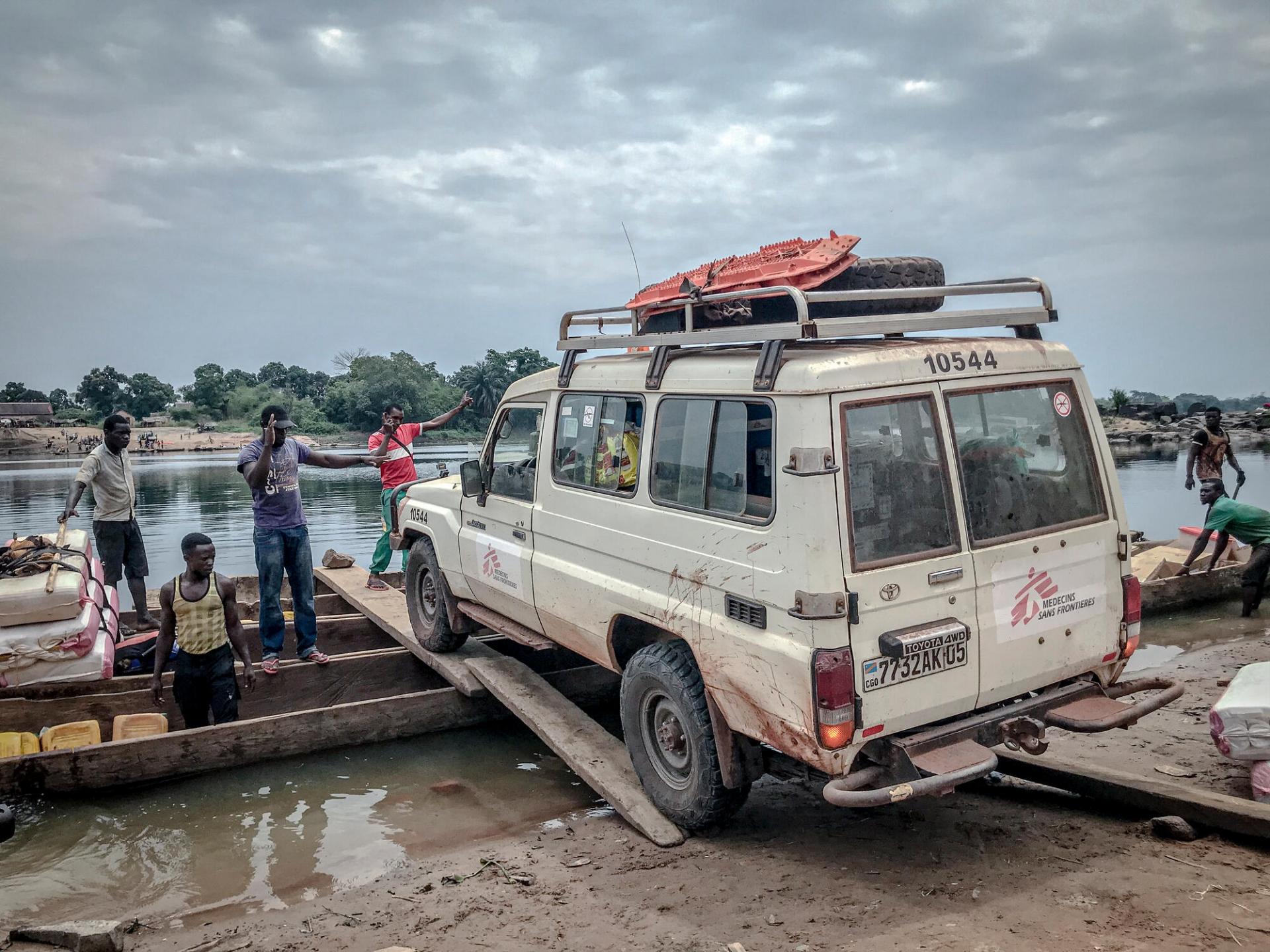 Une voiture MSF est chargée sur plusieurs pirogues afin de traverser la rivière Uélé, dans la zone de santé de Bondo, où l’association mène une campagne de vaccination contre la rougeole. 