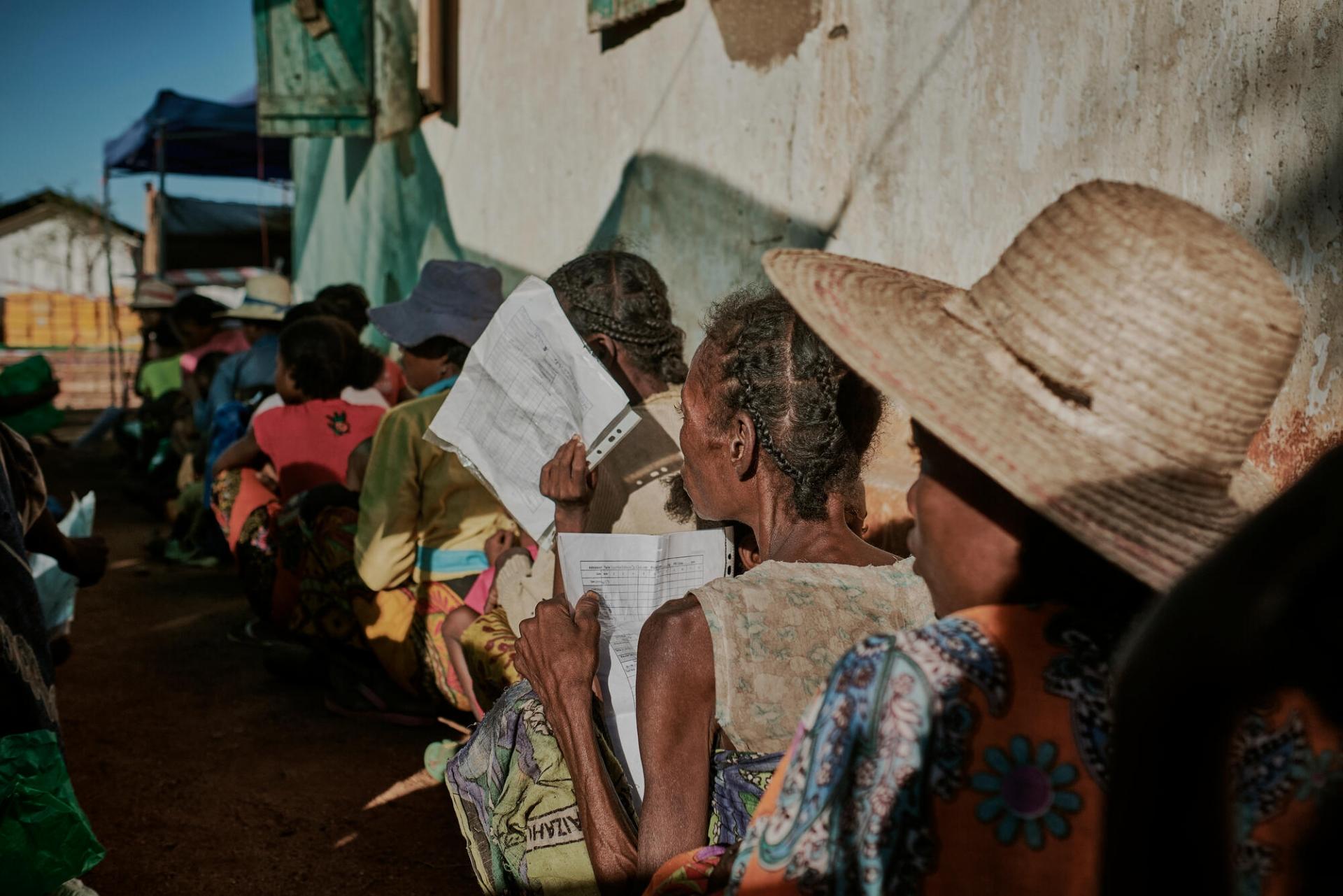 Des femmes font la queue devant l’une des cliniques mobiles de MSF, installées dans la commune de Ranobe et dans d’autres villages isolés afin de prendre en charge les cas de malnutrition.