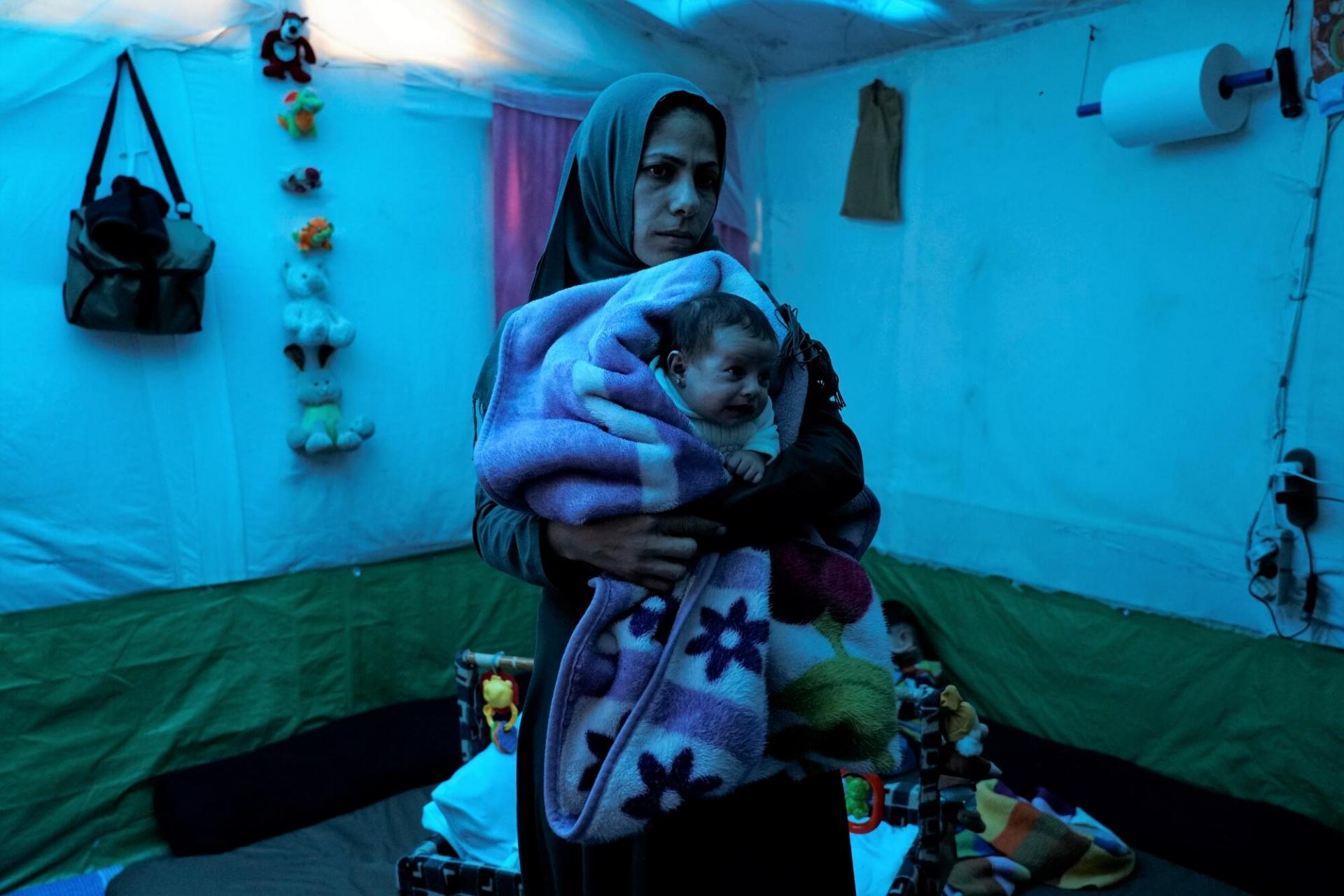 À Samos, en Grèce, près de 3 500 personnes exilées vivent entassées dans un centre prévu pour moins de 650. La plupart ont trouvé refuge dans des tentes de fortune dans une forêt à proximité. Elles y vivent au milieu des poubelles, des rats et des scorpions, avec un accès très réduit à l’eau et l’assainissement. 