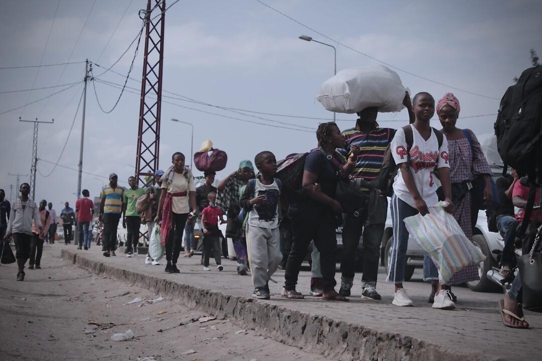 Après l’éruption du volcan Nyiragongo quelques jours plus tôt, des habitants de Goma quittent leur quartier pour rejoindre la ville de Sake, à une vingtaine de kilomètres de là.