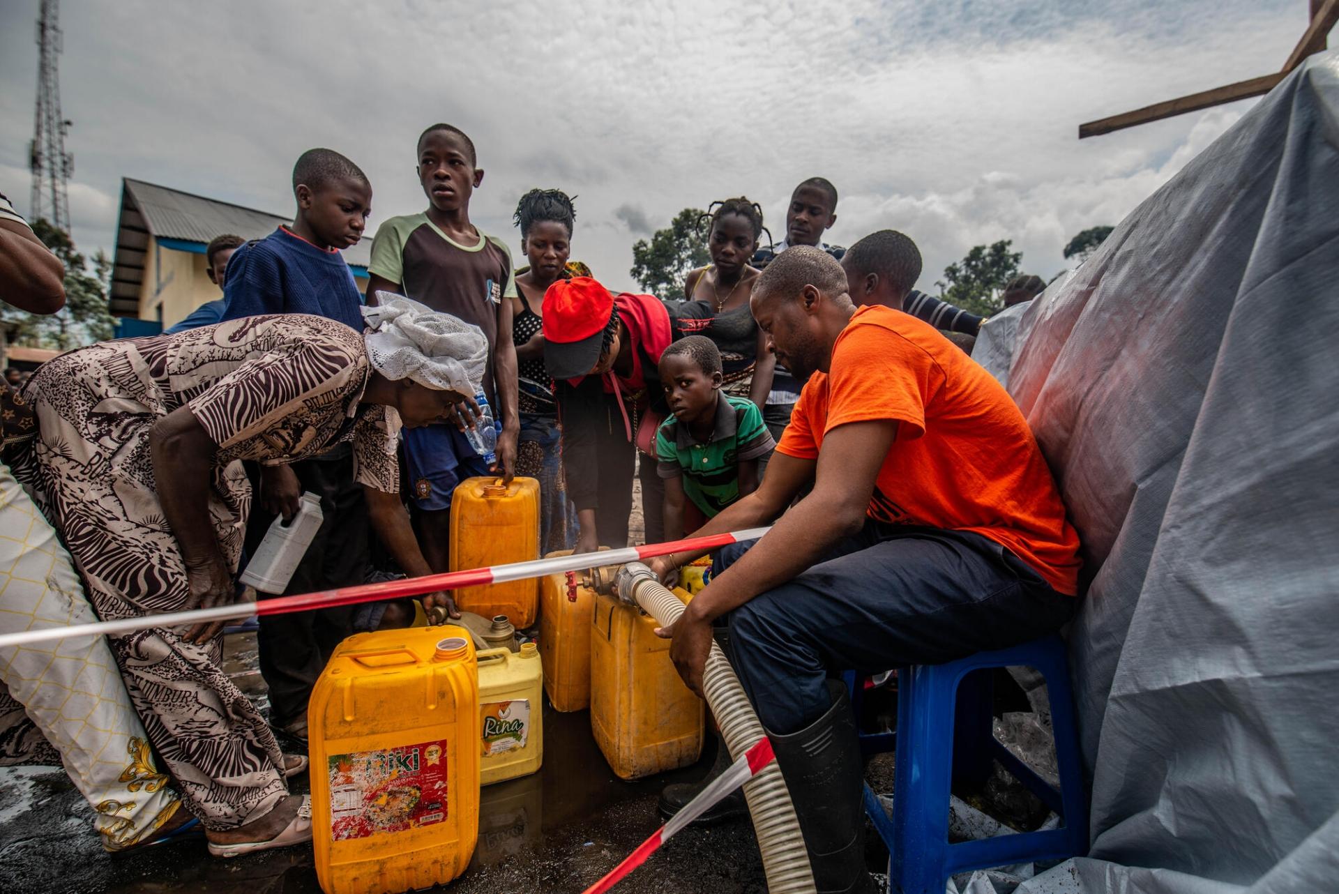 Distribution d’eau dans la ville de Sake, où le choléra est endémique et où des centaines de milliers de personnes ont trouvé refuge après l’éruption du volcan Nyiragongo.