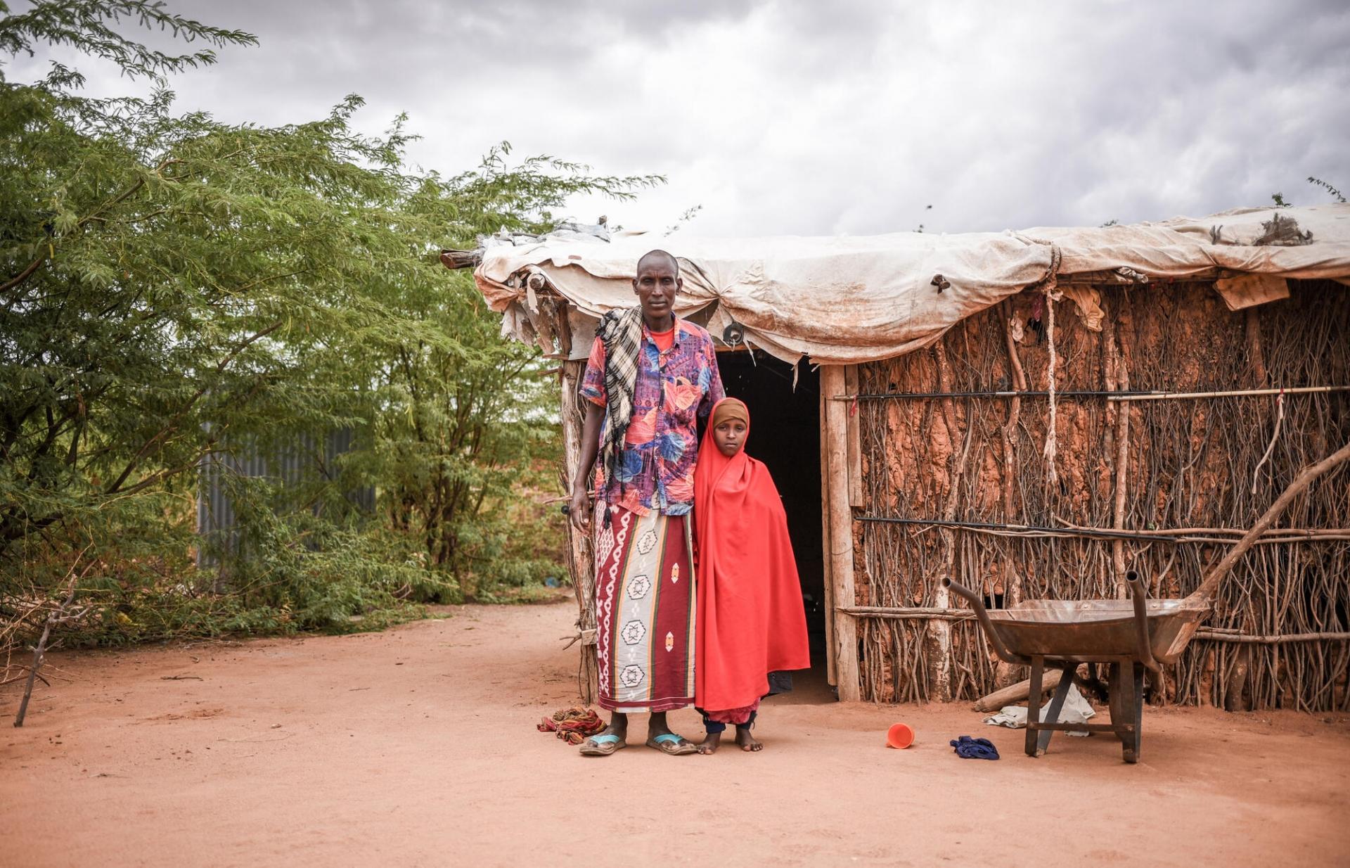 Portrait de Habiba et son père. La petite fille de 10 ans vit avec un diabète de type 1 et doit s’injecter de l’insuline deux fois par jour. Elle conserve l’insuline chez elle, dans une glacière, et a appris à s’administrer le médicament toute seule. 