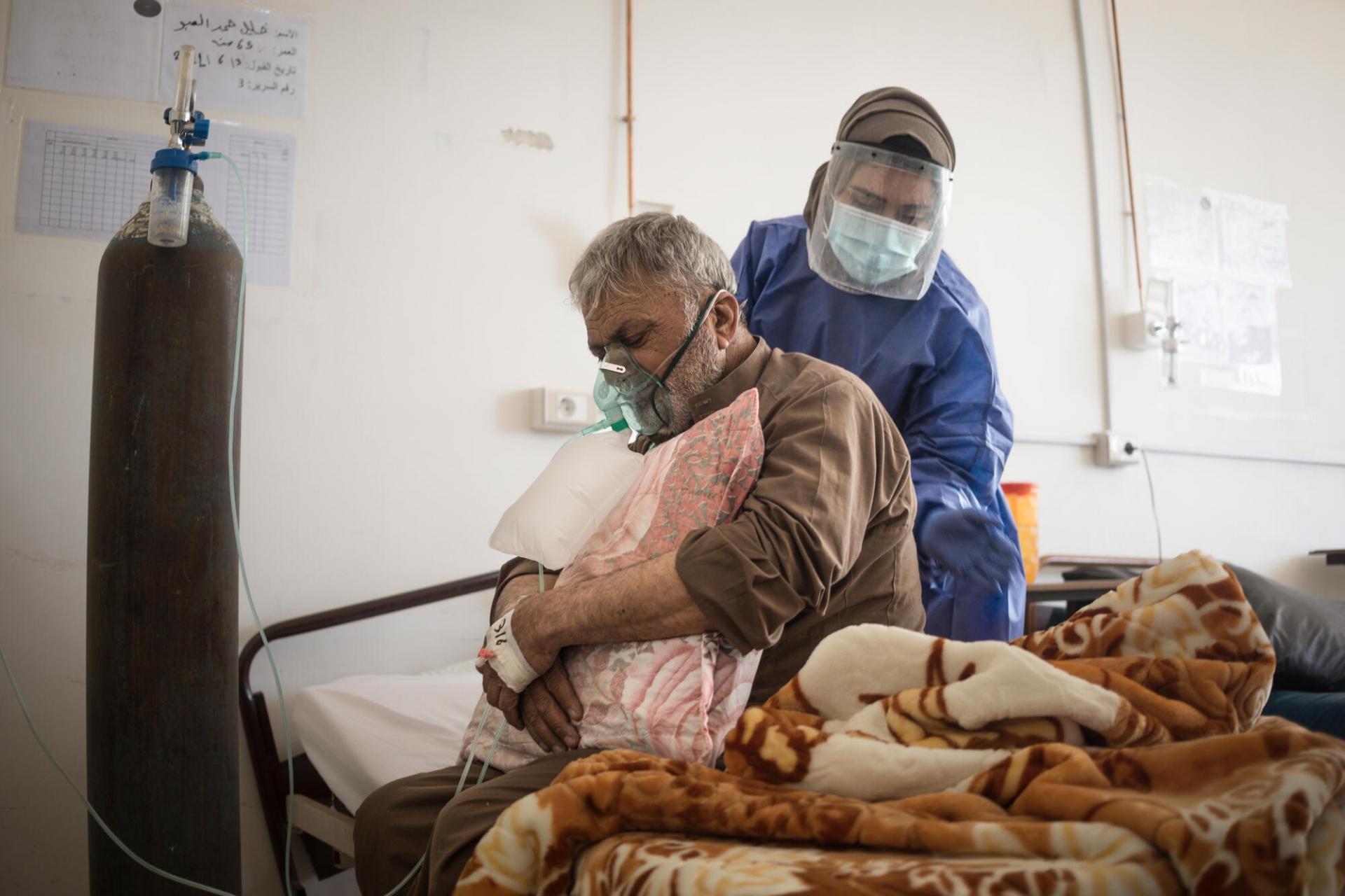 Un homme âgé, positif à la Covid-19, respire sous oxygène et reçoit des soins à l’hôpital national de Rakka, dans le nord-est de la Syrie. 