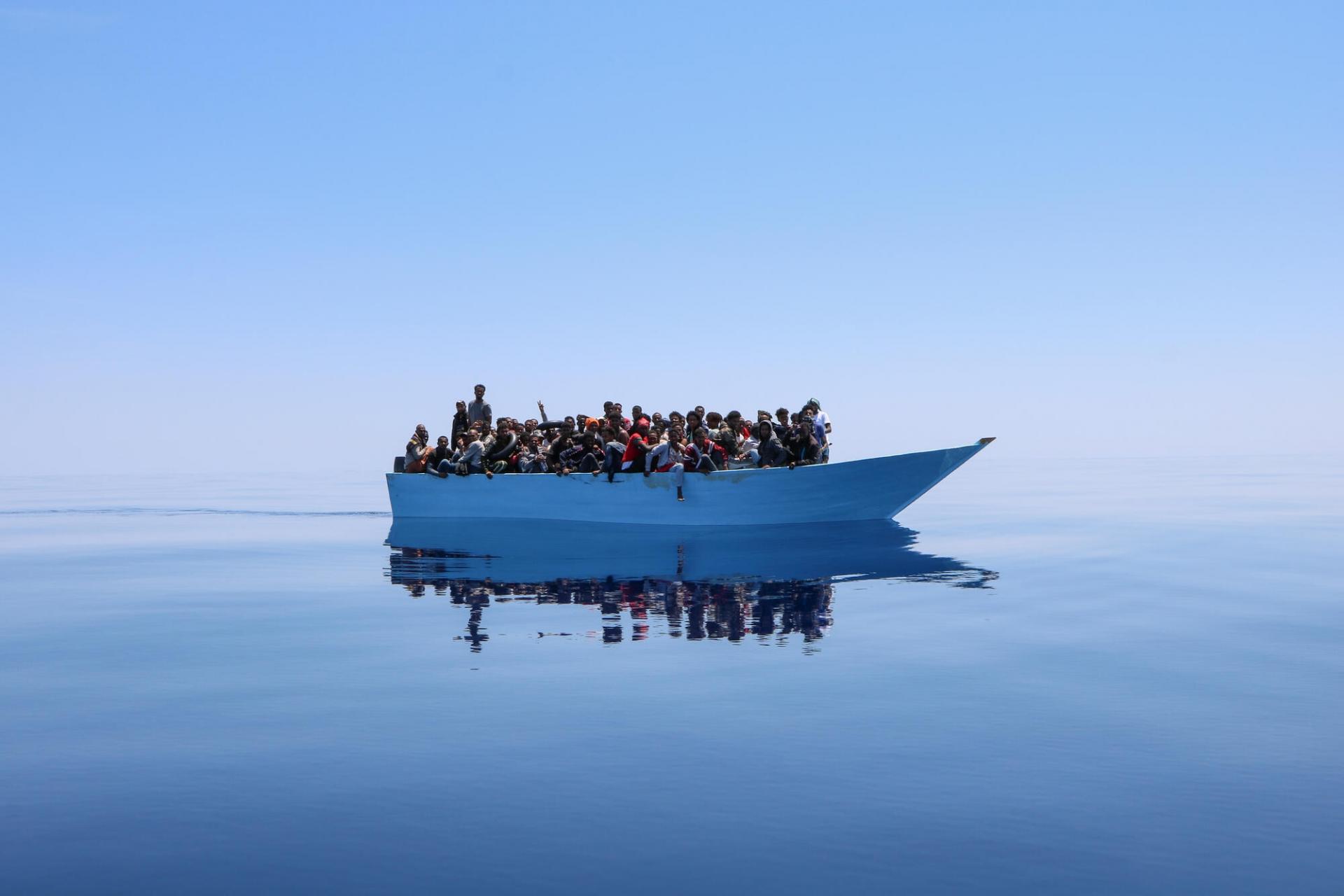 Une embarcation avec 93 personnes à son bord tente de traverser la mer Méditerranée pour rejoindre les côtes européennes. Elles seront secourues le 12 juin par les équipes de MSF en charge des opérations de recherche et de sauvetage à bord du Geo Barents. 