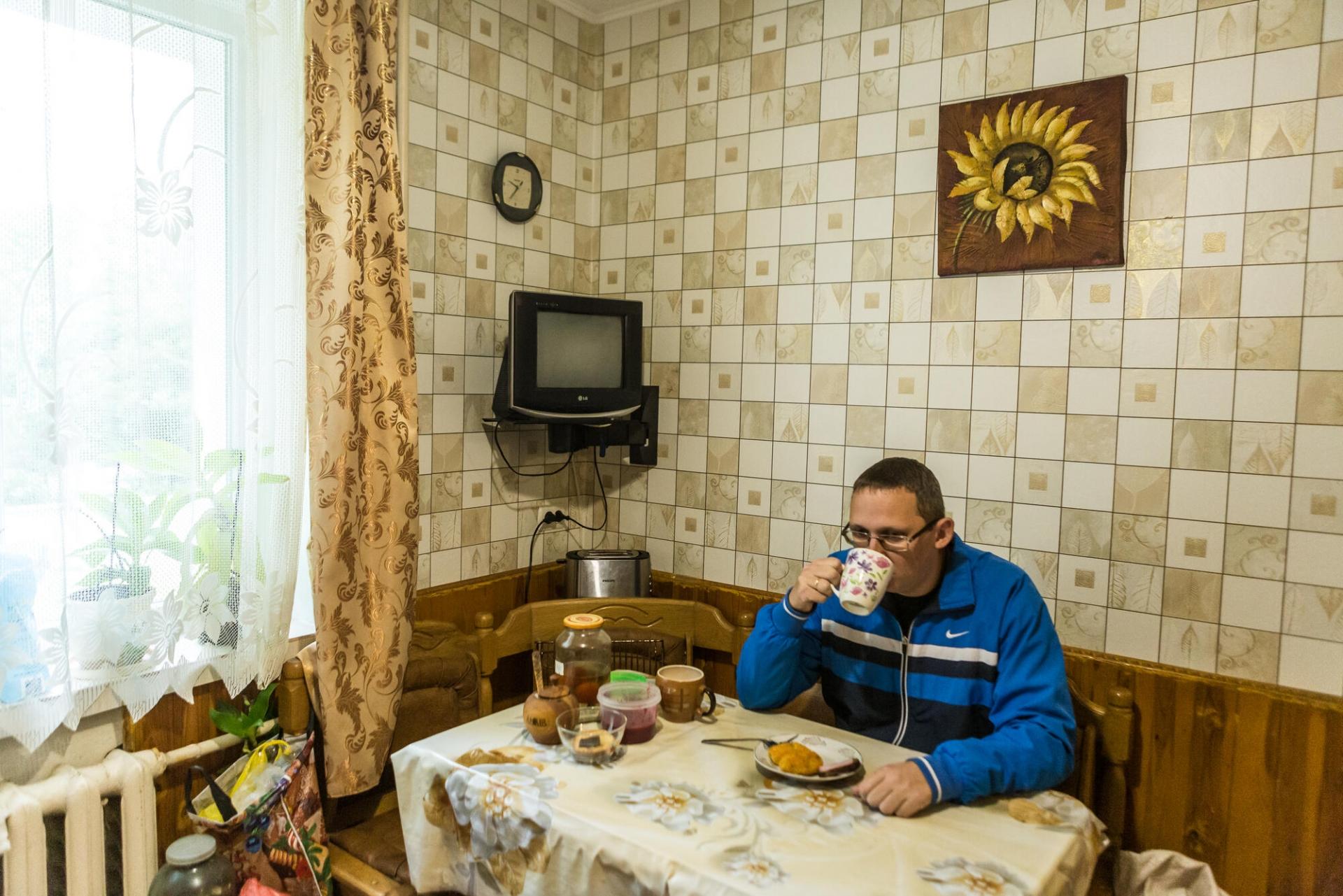 Portrait d’Oleksandr Nazin, travailleur social pour MSF, dans sa maison de Zhyomyr en Ukraine. Avocat de profession, il a commencé à travailler pour l’association par hasard. Avec le reste de l’équipe, ils essaient de comprendre et de réduire les barrières à l’accès aux soins des patients souffrant de tuberculose dans la région.