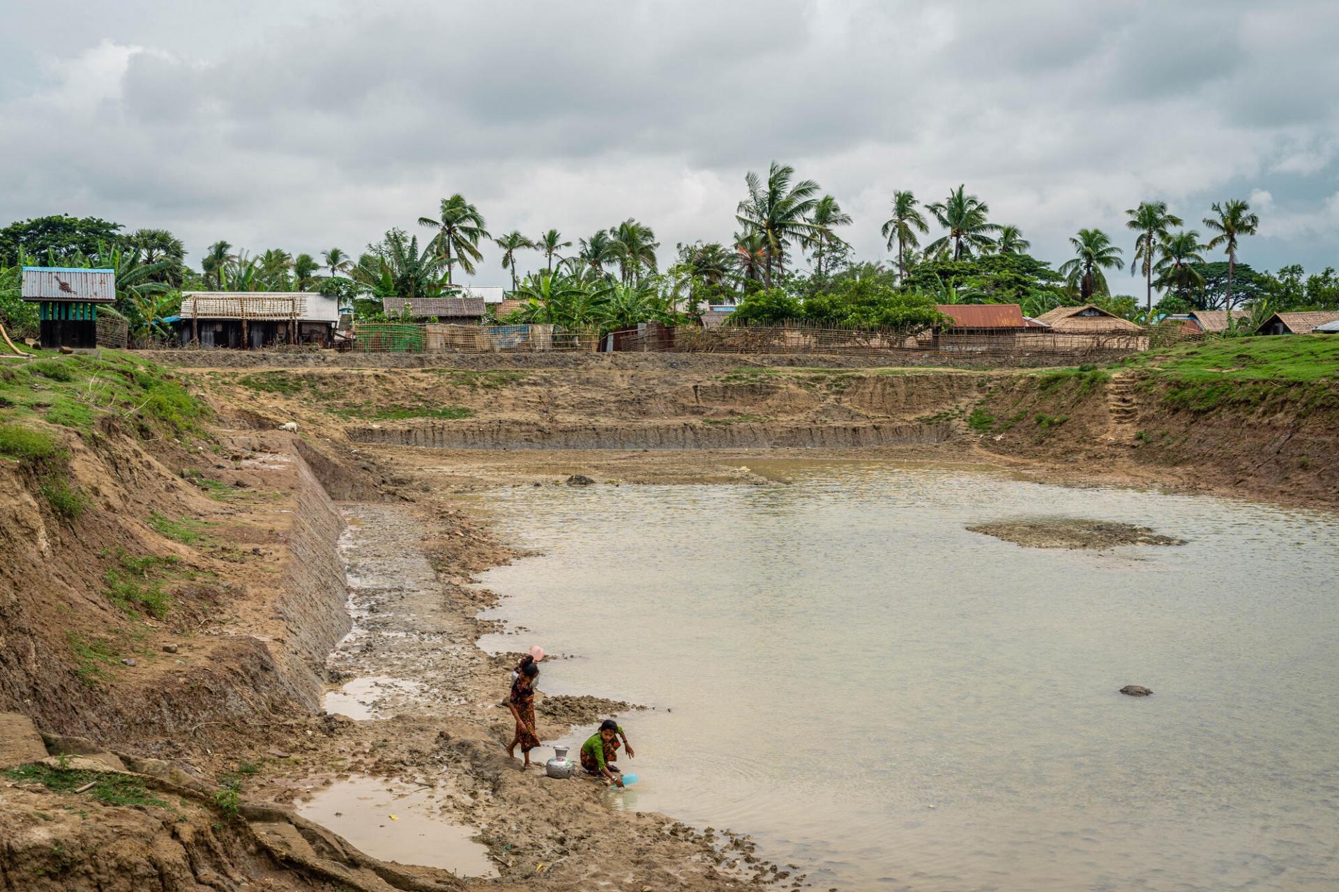 Deux femmes vont chercher de l’eau en bordure du camp de déplacés de Kyein Ni Phyin, dans l'État de Rakhine au Myanmar. 