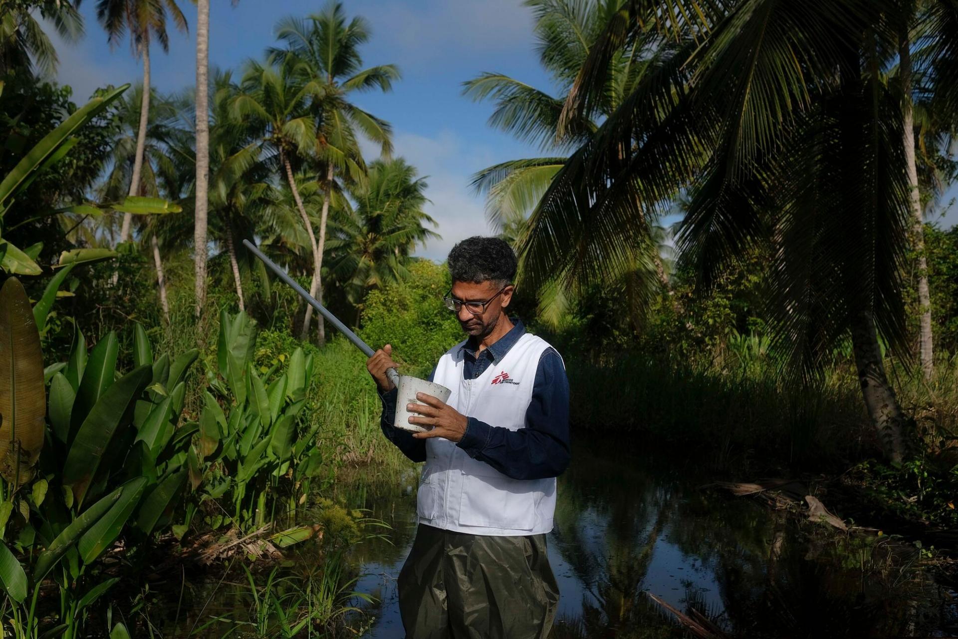 Portrait de Melfran Herrera, biologiste pour MSF, en train de chercher des larves d’anophèles dans l’un des marais de l'État de Sucre, dans le nord-est du Venezuela. La densité des larves lui permet de mettre en place des stratégies efficaces pour prévenir le paludisme. 
