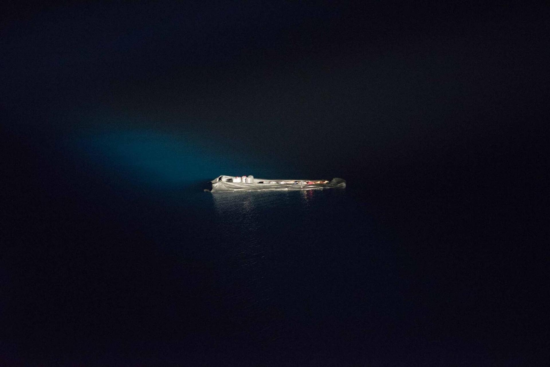 Un bateau gonflable vide en mer Méditerranée.
