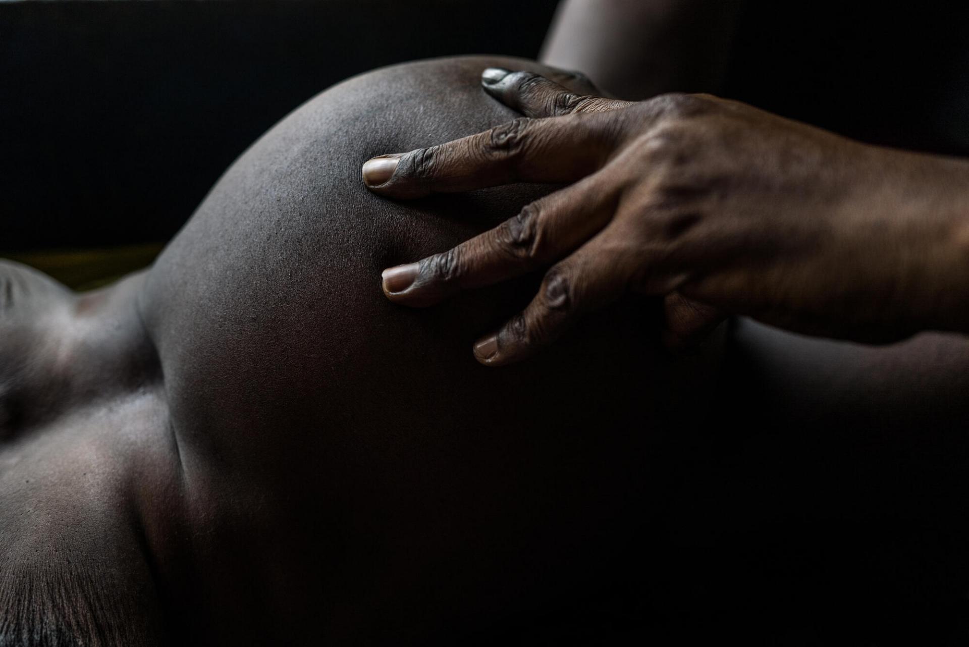 Octavie Braza, 33 ans, présente des complications lors de son accouchement au centre de santé de Nzacko, en République centrafricaine. Quelques heures plus tard, elle met au monde un petit garçon. Le village de Nzacko est resté inaccessible aux organisations humanitaires pendant la majeure partie de l’année 2021 à cause des combats en cours dans la zone. 