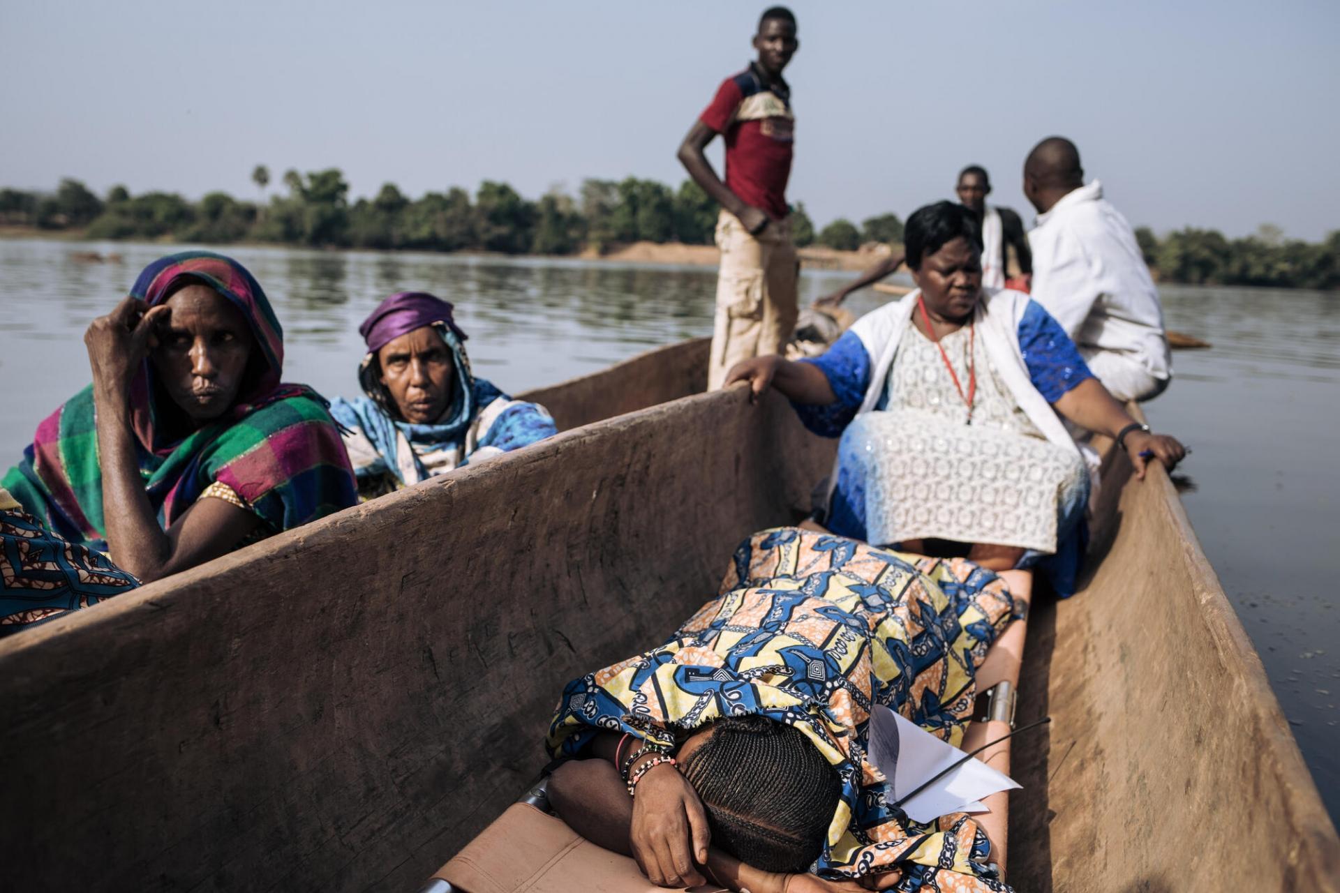 Amatou a fui les violences qui ont éclaté en janvier à Bangassou, en République centrafricaine. Comme plus de 13 000 personnes, elle s’est réfugiée dans le village de Ndu, en République démocratique du Congo, de l’autre côté de la rivière Mbomou. La jeune fille de 25 ans est enceinte et présente des complications. Elle est transportée en pirogue, puis en ambulance MSF, jusqu’à l’hôpital de l’université de Bangassou, où les cas les plus sévères sont pris en charge. 