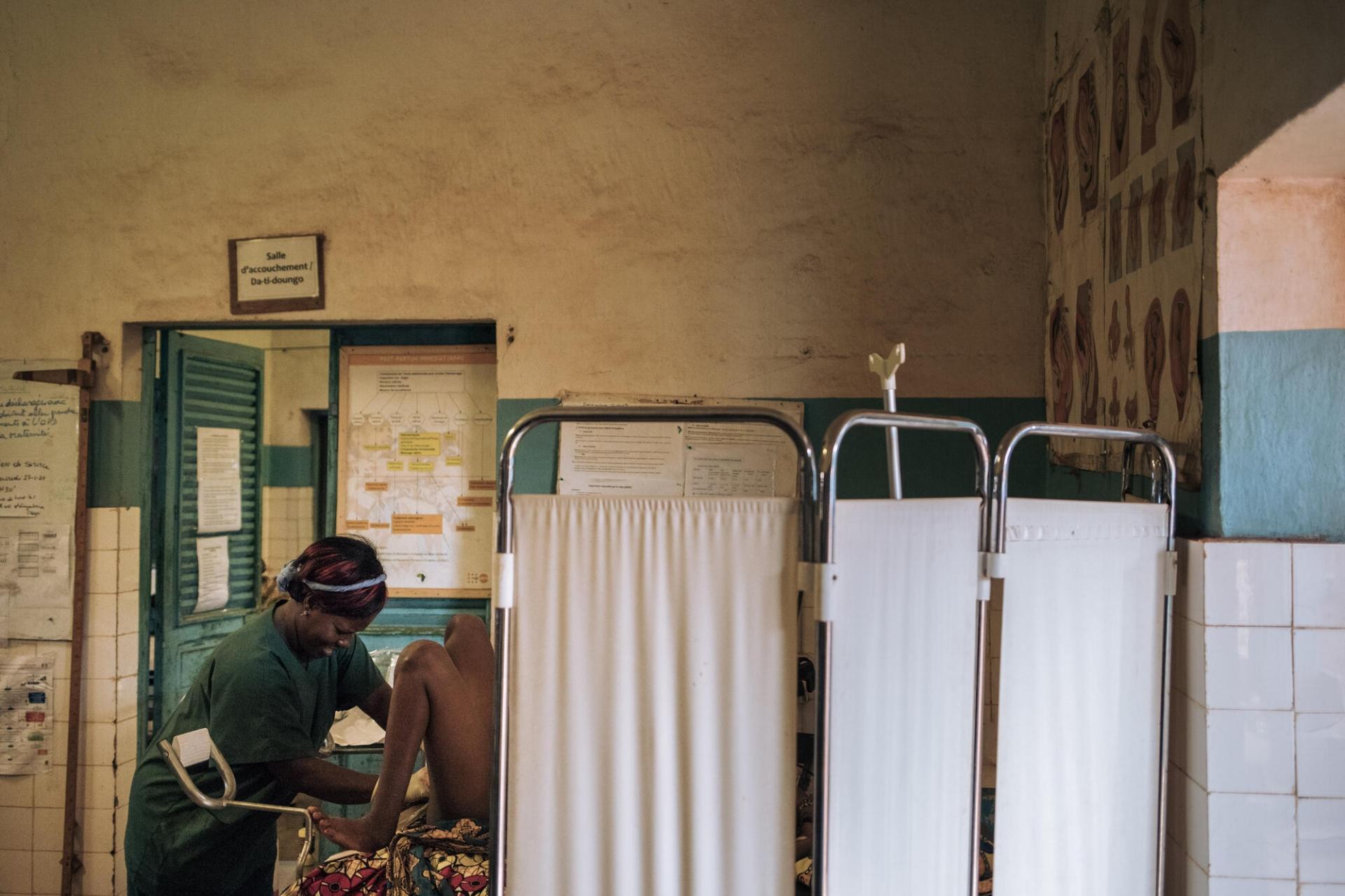 Une sage-femme prend en charge Amatou à l’hôpital de l’université de Bangassou, en République centrafricaine.