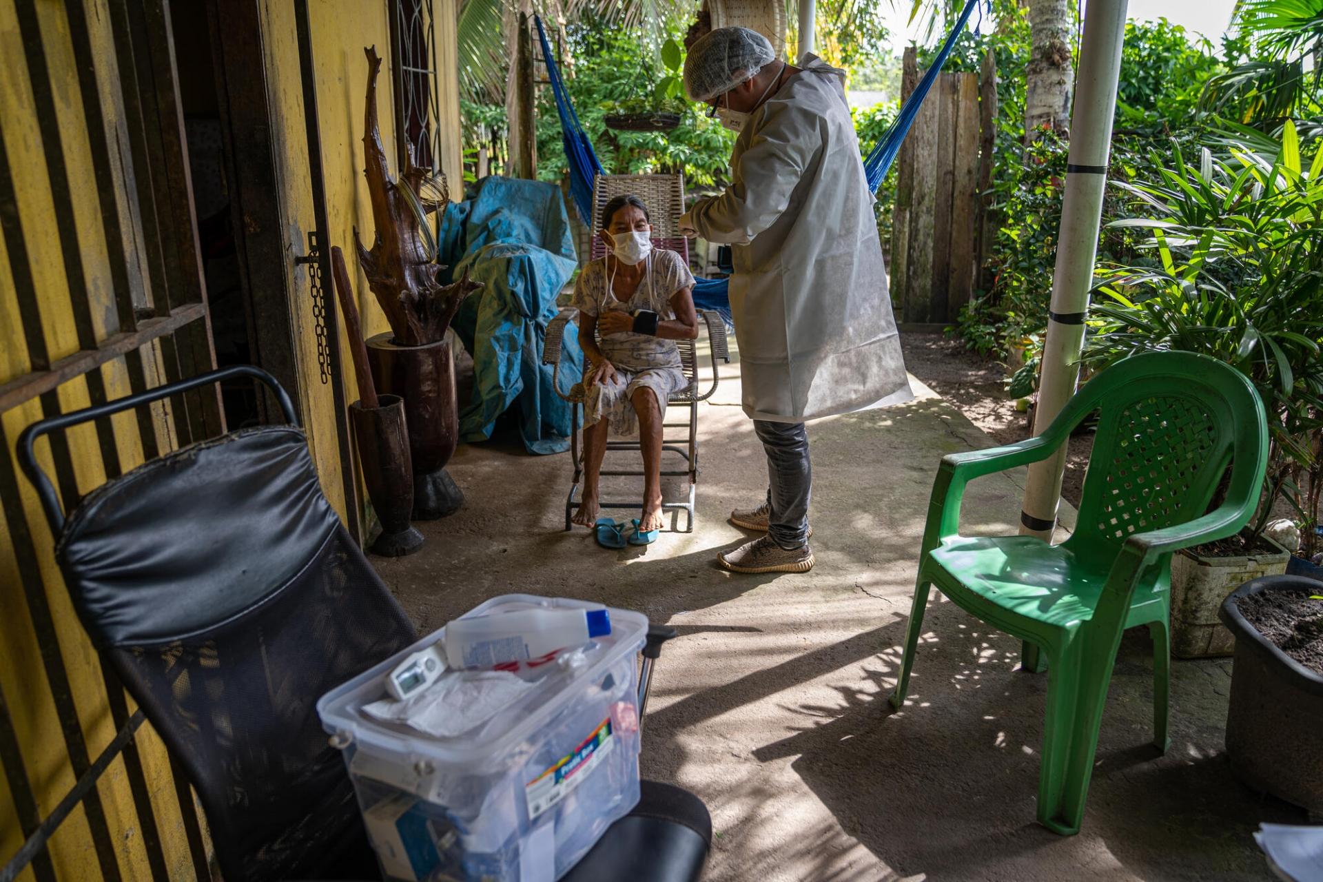 À São Gabriel da Cachoeira, au Brésil, l’équipe de la clinique mobile de MSF visite à domicile les patients déchargés et ceux en quarantaine car positifs à la Covid-19. 