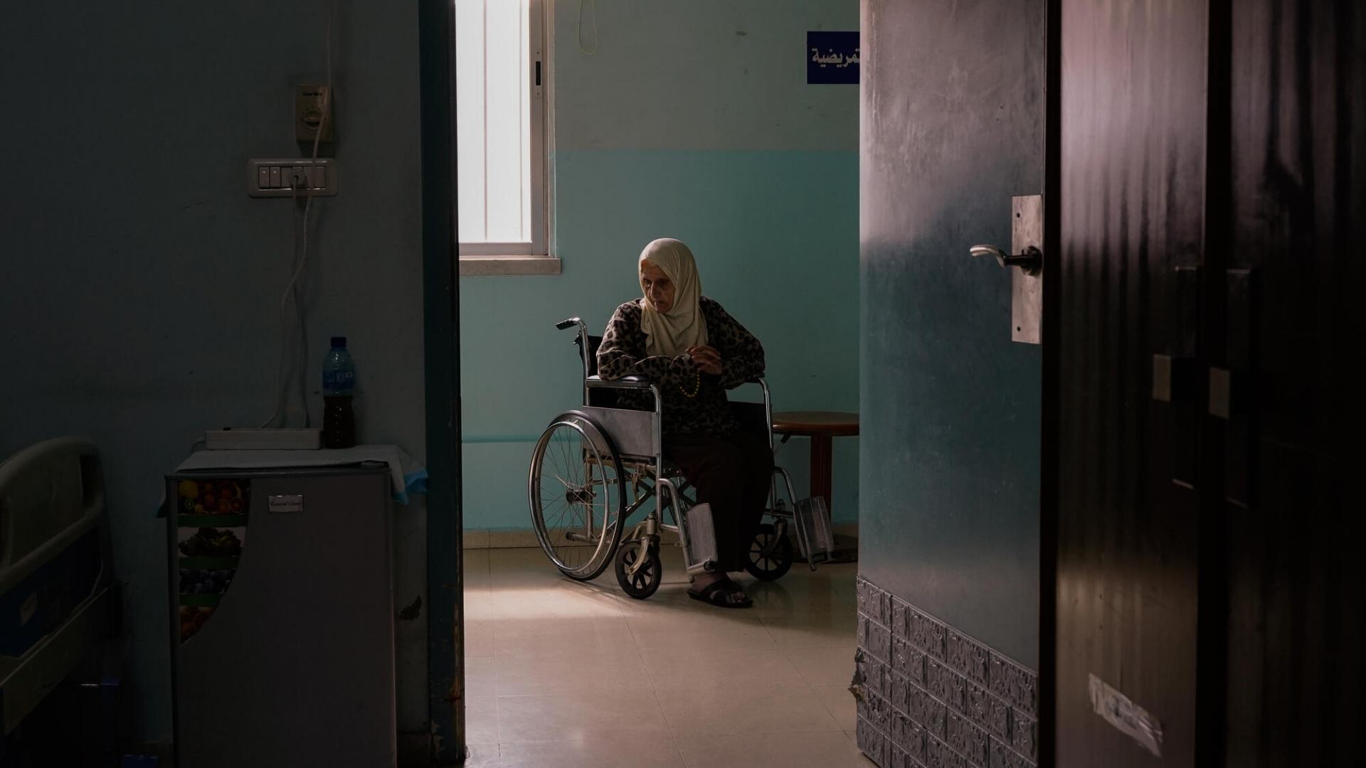 Portrait d’une vieille dame vivant dans une maison de retraite de Tripoli, au Liban, où l’équipe mobile de MSF vaccine les personnes âgées contre la Covid-19. 