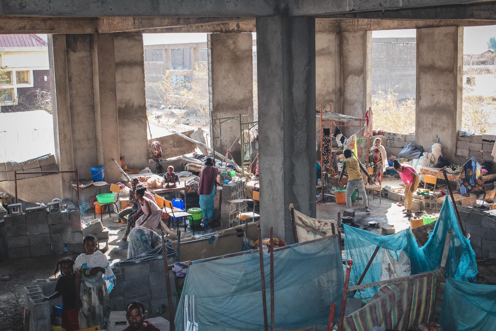 Des centaines de personnes ont trouvé refuge dans les bâtiments en cours de construction de l’université de Shire, dans la région du Tigré, en Éthiopie. Depuis novembre 2020, le Tigré est en proie à une guerre civile entre les forces gouvernementales et le Front de libération du peuple du Tigré (FLPT). 