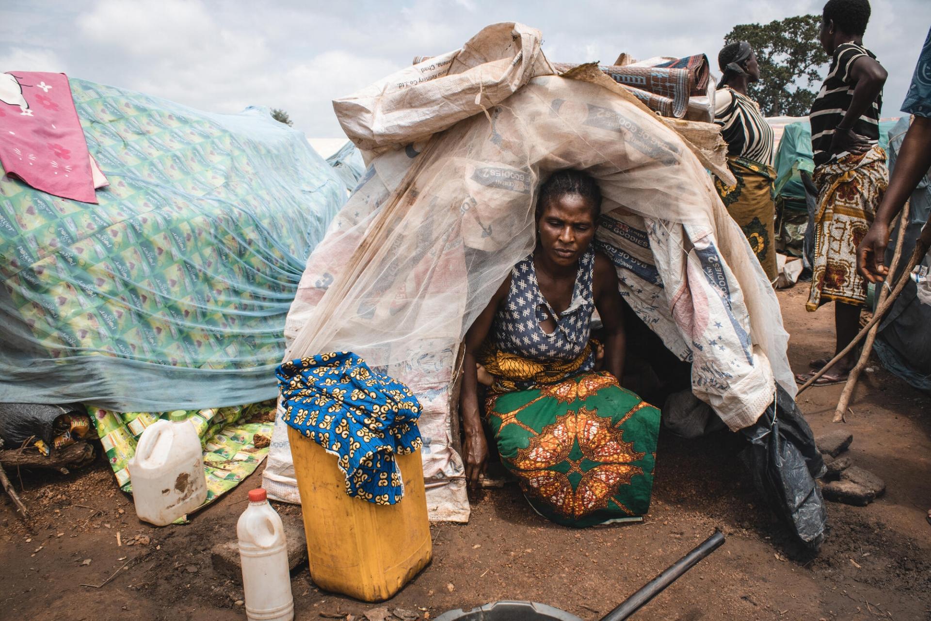 Ngohennen vit dans le camp d’Ortese, dans l’Etat de Benue au Nigeria, où près de 5 000 personnes ont trouvé refuge. Elles ont été déplacées à la suite d’une nouvelle vague de violences qu’a connue la région en avril. Une partie vit entassée dans une école, tandis que les autres dorment dehors, sans aucune protection. 