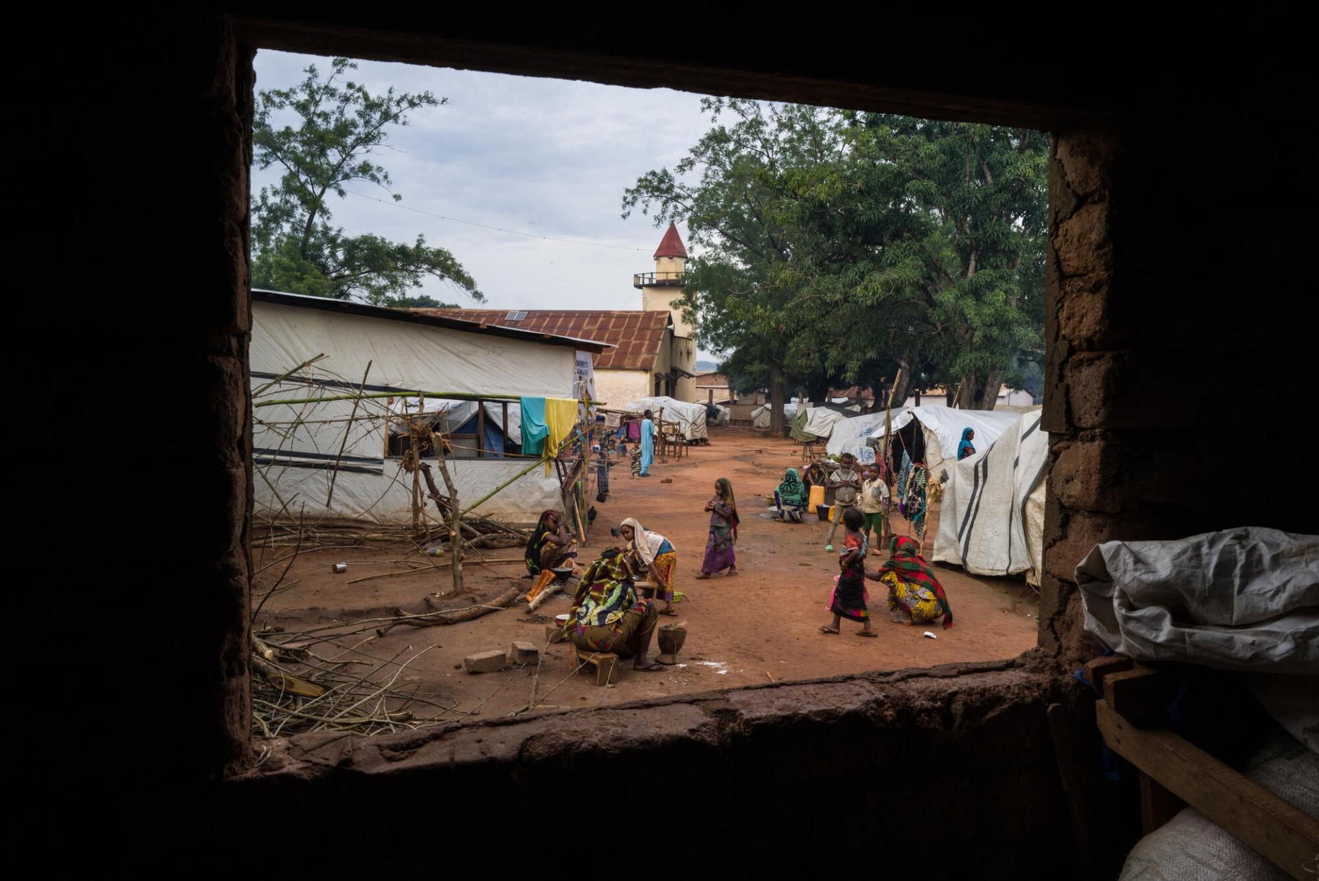 Vue sur l’école coranique de Bambari, en République centrafricaine, où vivent désormais trois familles nombreuses déplacées par les combats. 