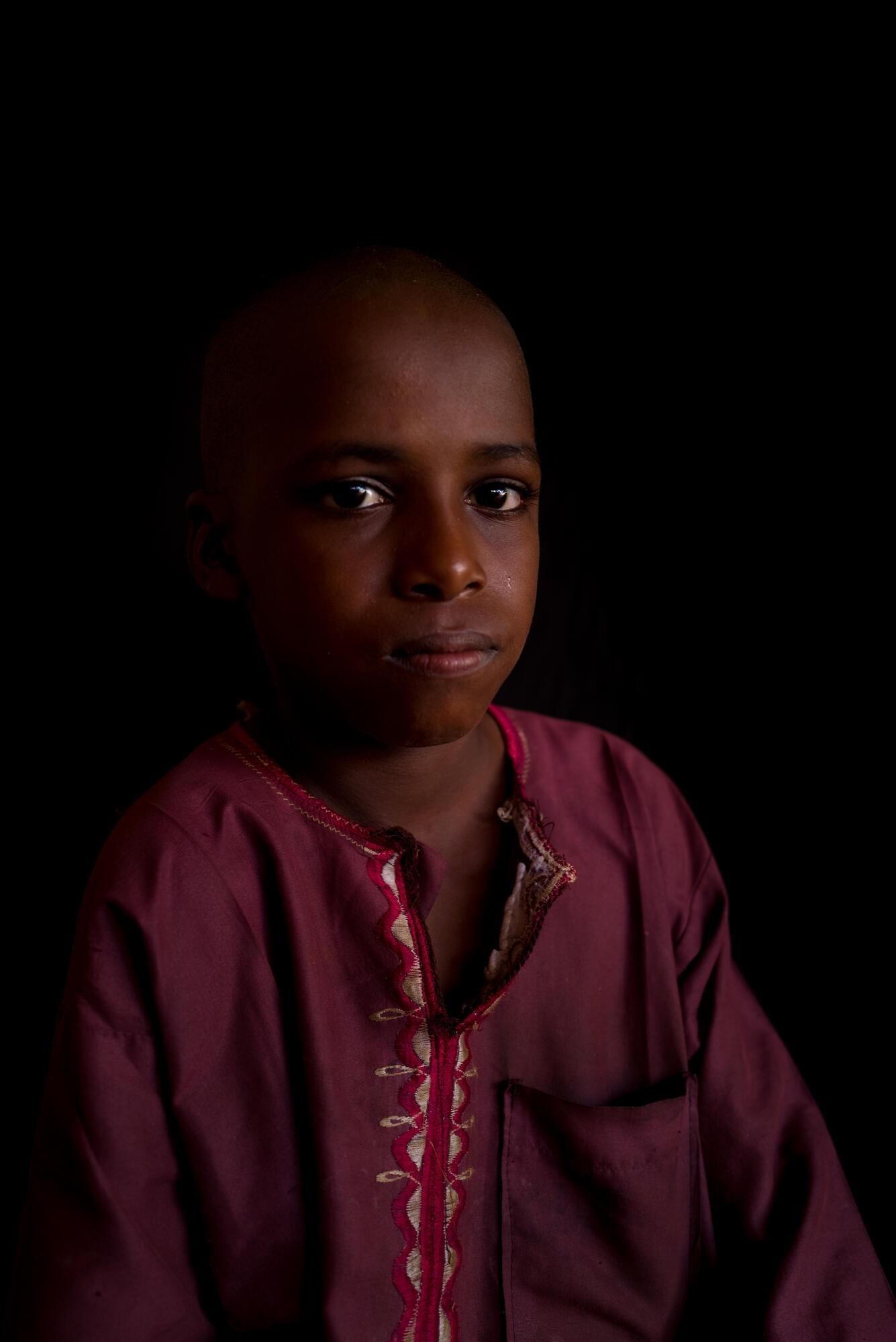 Portraits d’Omar Bouba (gauche), 12 ans, Apsatou Youmusa (centre), 10 ans, Aliwo Youmusa (droite), 11 ans. Pendant plusieurs mois, la ville de Bambari en République centrafricaine a été l’épicentre des combats qui ont éclaté à l’occasion de l’élection présidentielle de décembre 2020. En juin, près de 8 500 personnes ont été expulsées du camp de déplacés où elles vivaient et ont trouvé refuge près d’une mosquée de la ville. 