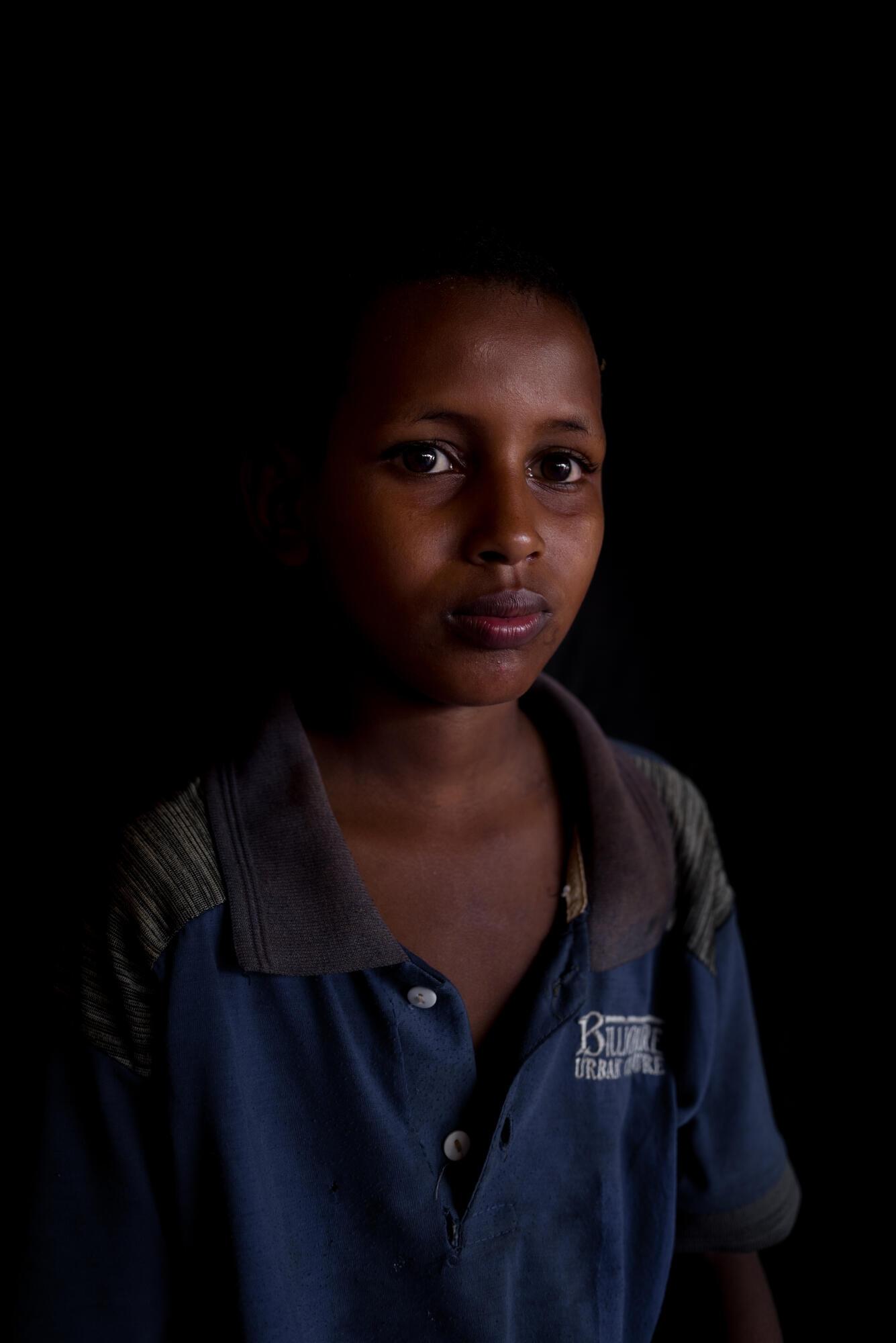 Portraits d’Omar Bouba (gauche), 12 ans, Apsatou Youmusa (centre), 10 ans, Aliwo Youmusa (droite), 11 ans. Pendant plusieurs mois, la ville de Bambari en République centrafricaine a été l’épicentre des combats qui ont éclaté à l’occasion de l’élection présidentielle de décembre 2020. En juin, près de 8 500 personnes ont été expulsées du camp de déplacés où elles vivaient et ont trouvé refuge près d’une mosquée de la ville. 