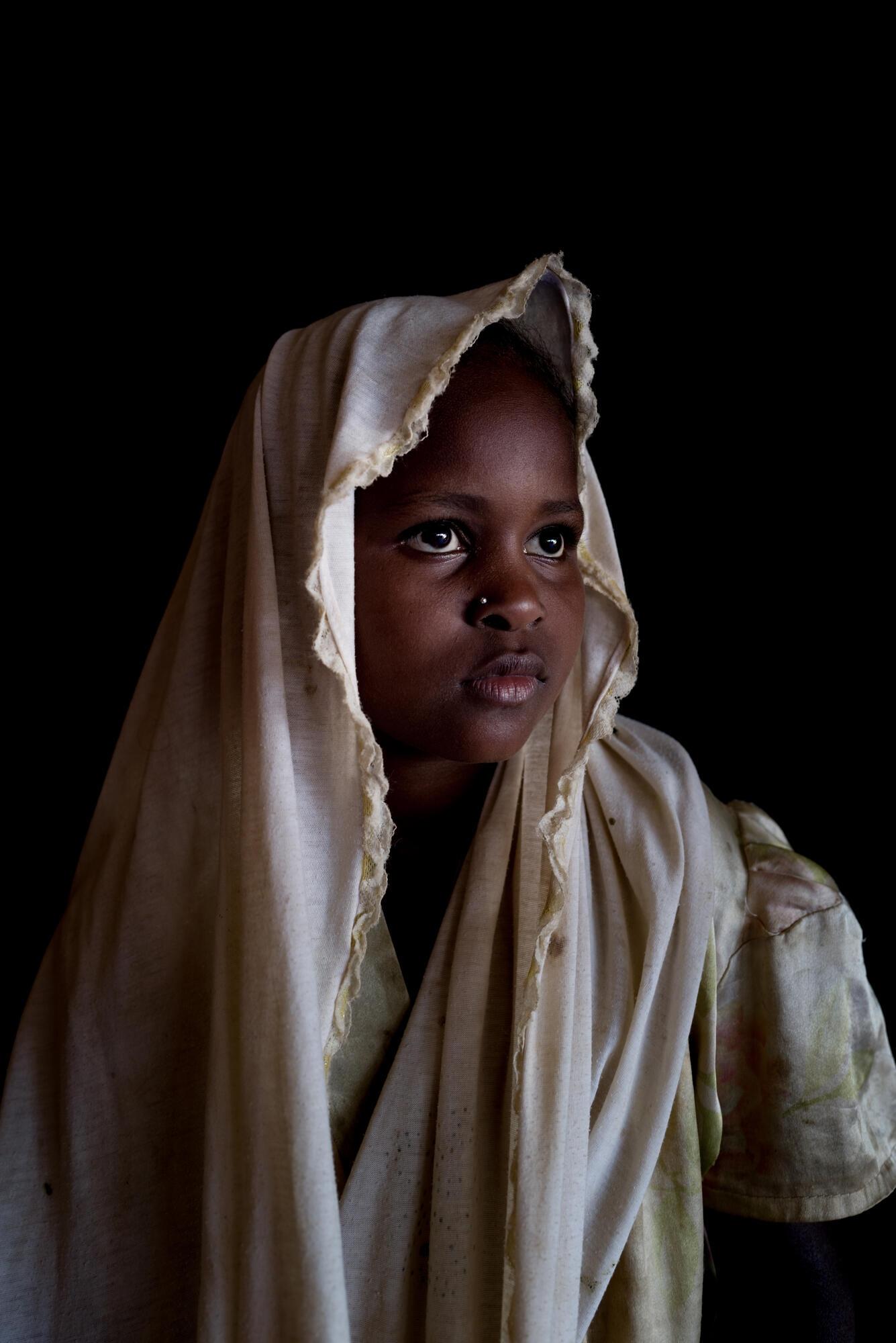 Portraits d’Omar Bouba (gauche), 12 ans, Apsatou Youmusa (centre), 10 ans, Aliwo Youmusa (droite), 11 ans. Pendant plusieurs mois, la ville de Bambari en République centrafricaine a été l’épicentre des combats qui ont éclaté à l’occasion de l’élection présidentielle de décembre 2020. En juin, près de 8 500 personnes ont été expulsées du camp de déplacés où elles vivaient et ont trouvé refuge près d’une mosquée de la ville. 