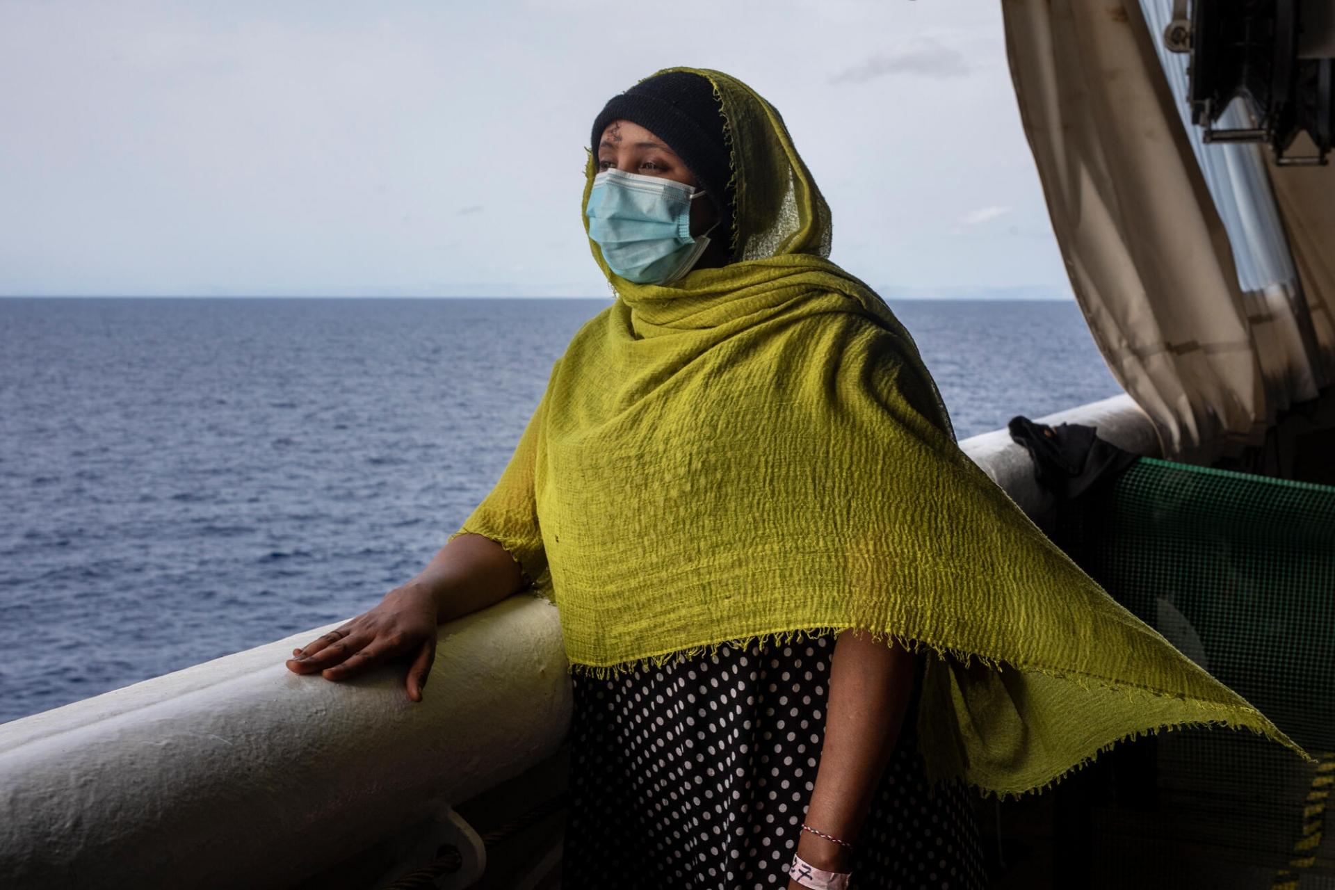 Portrait d’Ayaan*, secourue par les équipes du Geo Barents le 20 septembre. Elle effectuait la traversée de la Méditerranée sur une petite embarcation avec 54 personnes. Arrivée en Libye en janvier 2020 après avoir traversé la Somalie, l’Éthiopie et le Soudan, elle a été séquestrée par des trafiquants et torturée à de multiples reprises, avant de réussir à s’échapper et rejoindre l’Europe.