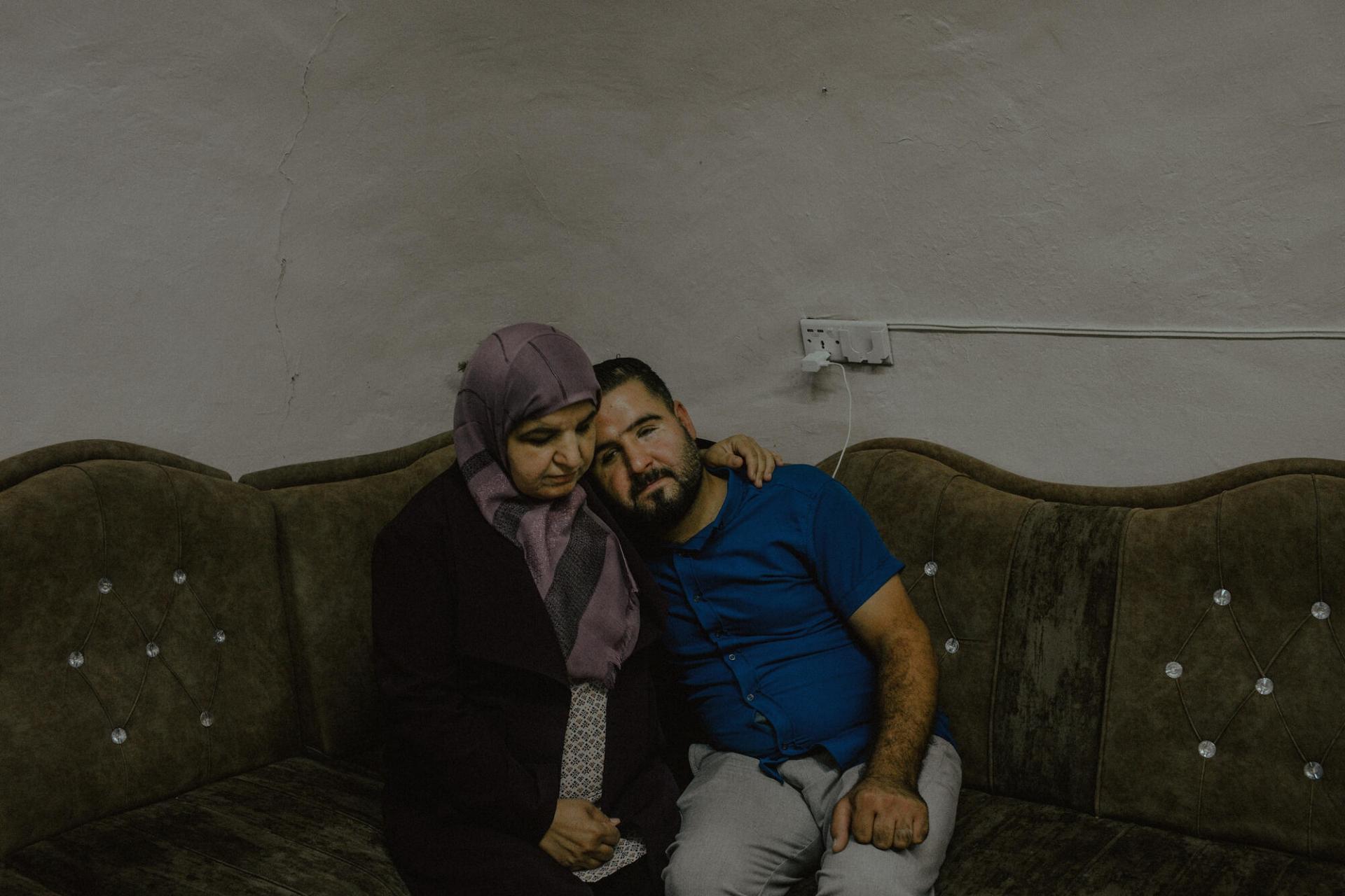 Portrait de Kazal et son fils dans la maison familiale de Mossoul. Kazal est sage-femme à l’hôpital Nablus, soutenu par MSF. 