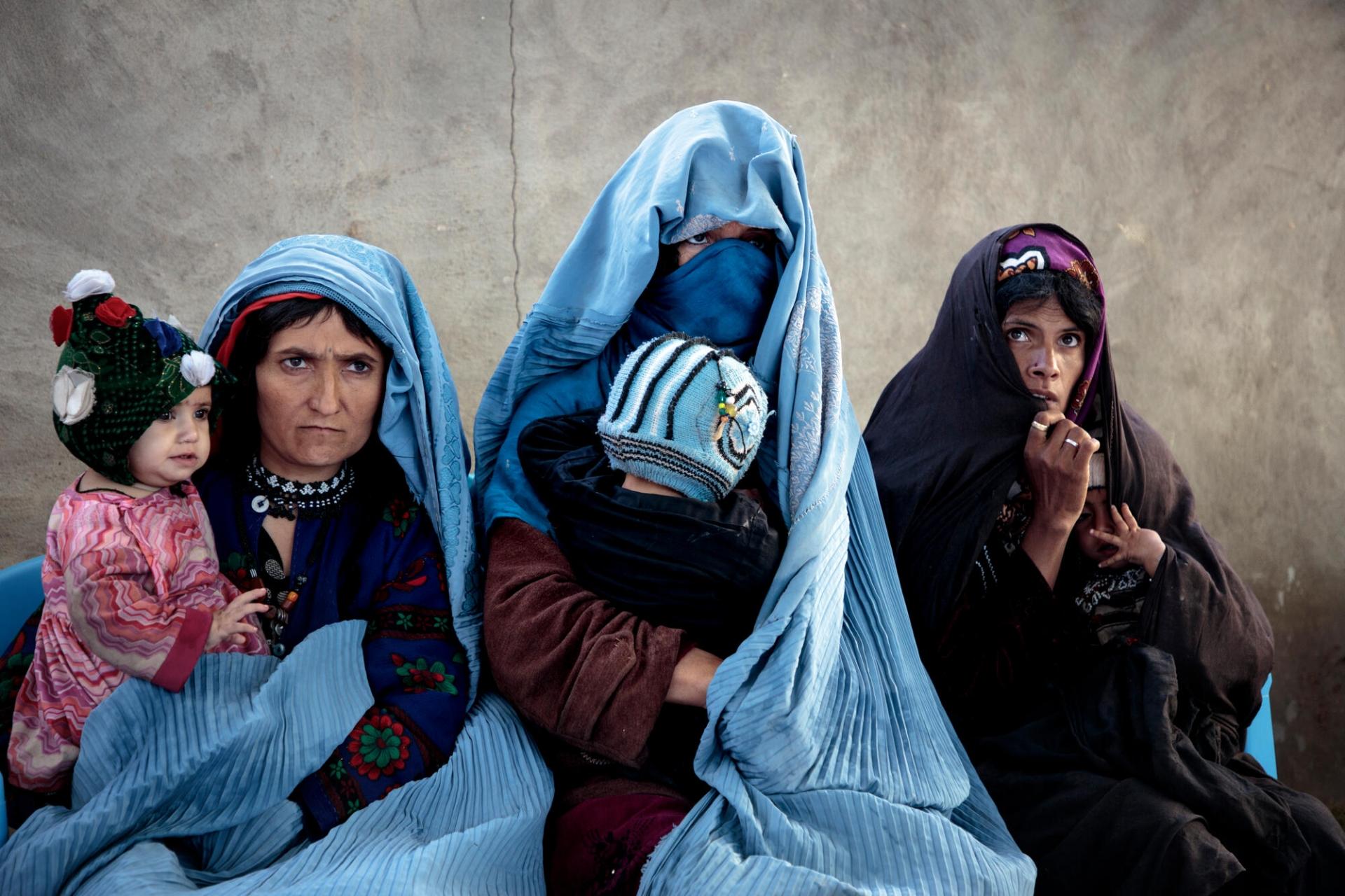 Des femmes assistent à une séance de sensibilisation à l’hygiène à la clinique MSF de Kahdestan à Herat, dans l’ouest de l’Afghanistan. 