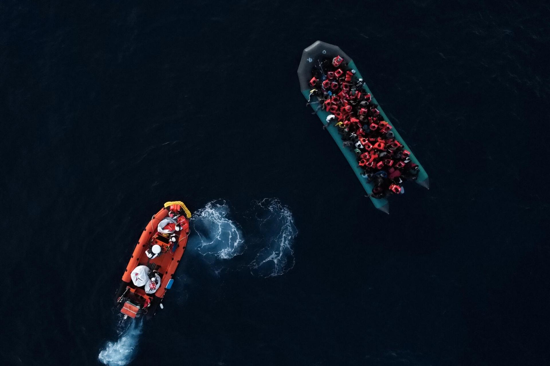 Dans la soirée du 23 octobre, un bateau pneumatique avec 95 personnes à son bord a été secouru par les équipes du Geo Barents juste avant qu’il ne soit intercepté par les garde-côtes libyens. 