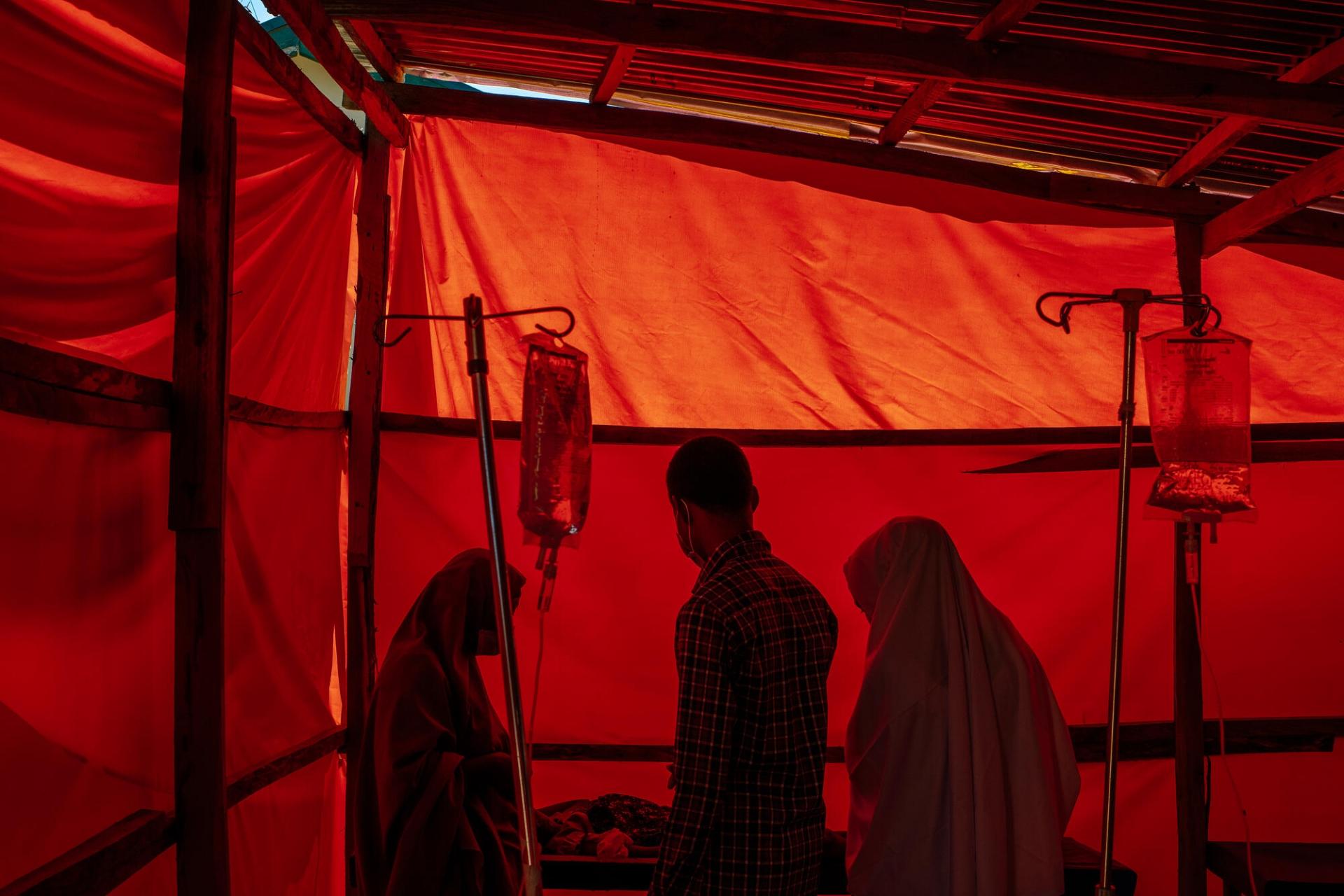 Une infirmière de MSF s’occupe d’un patient atteint du choléra au centre de traitement du choléra (CTC) de Kano, au Nigeria. Le pays a connu trois épidémies majeures au cours des deux dernières décennies. 