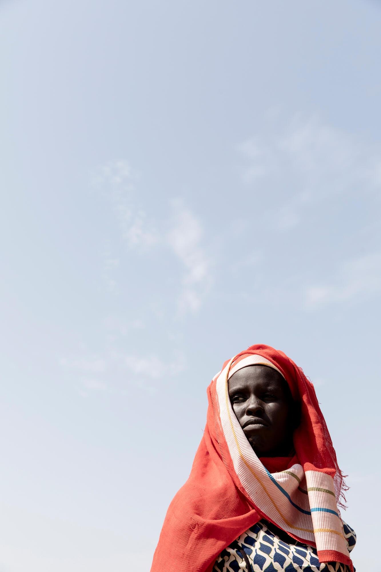 Portraits de Kelay Kuol Machar (gauche), 26 ans, et Magdalena Thom (droite). Elles vivent toutes les deux dans des villages isolés de la région d’Aweil. MSF y a mis en œuvre un programme de chimioprévention du paludisme saisonnier (CPS). Près de 14 000 enfants ont été couverts durant la première année, malgré des inondations inhabituelles et la précocité de la saison du paludisme.