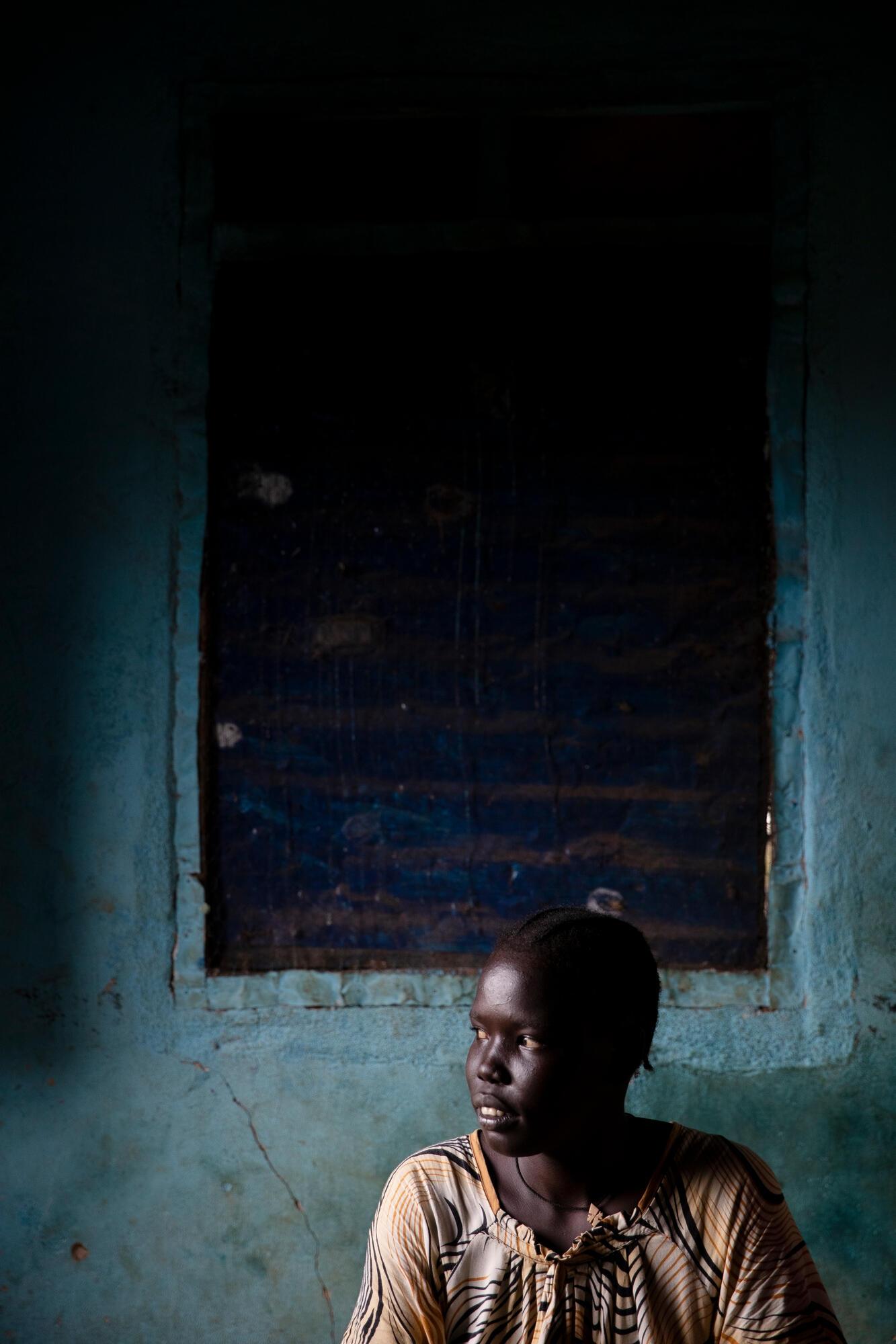 Portraits de Kelay Kuol Machar (gauche), 26 ans, et Magdalena Thom (droite). Elles vivent toutes les deux dans des villages isolés de la région d’Aweil. MSF y a mis en œuvre un programme de chimioprévention du paludisme saisonnier (CPS). Près de 14 000 enfants ont été couverts durant la première année, malgré des inondations inhabituelles et la précocité de la saison du paludisme.