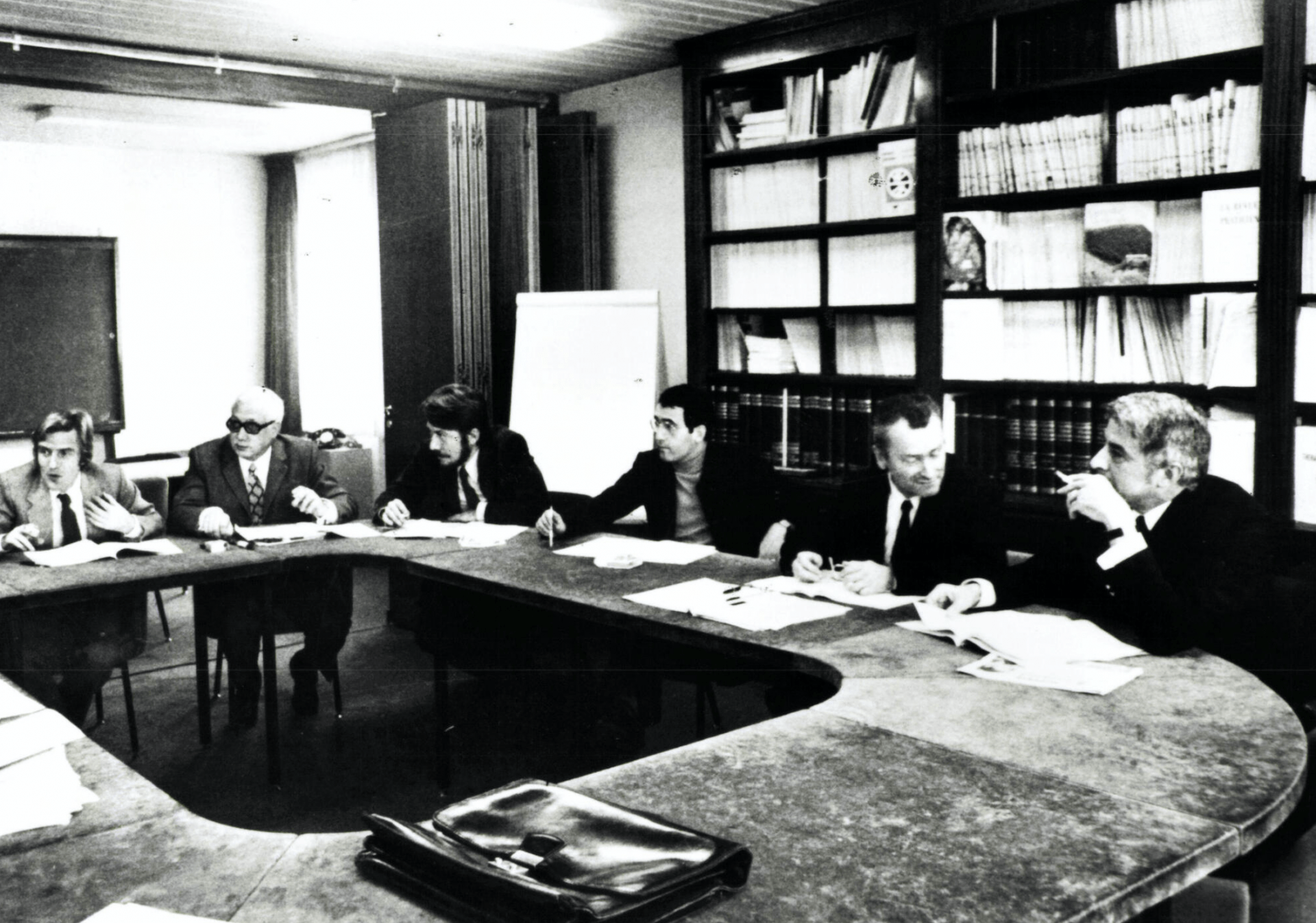 Signature de la charte de Médecins Sans Frontières, à Paris, en décembre 1971. 