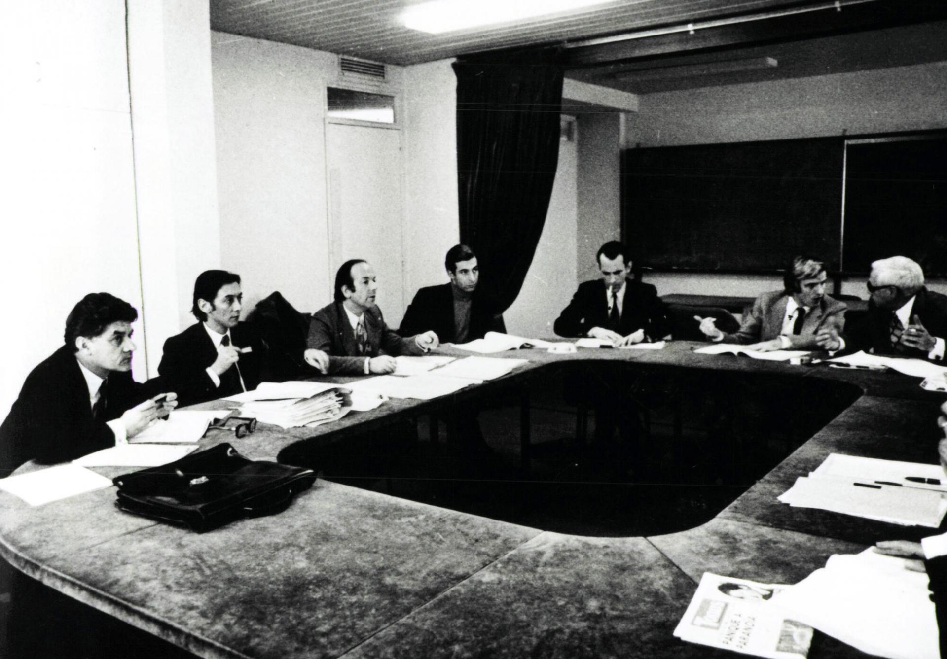 Signature de la charte de Médecins Sans Frontières, à Paris, en décembre 1971. 