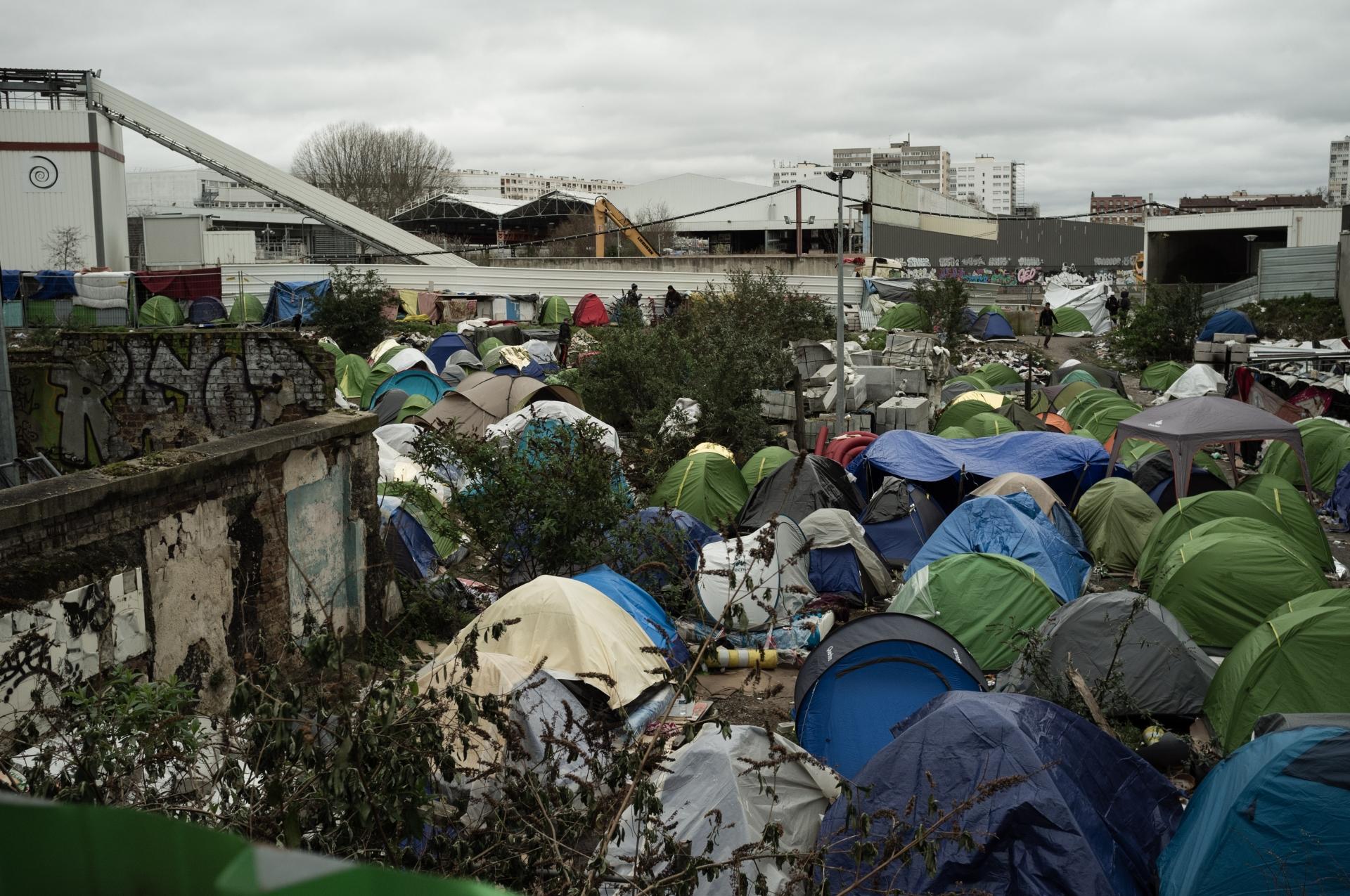 A la Porte d'Aubervilliers, le camp dans lequel Yannick a vécu deux mois n'existe plus, mais d'autres se sont installés aux alentours.