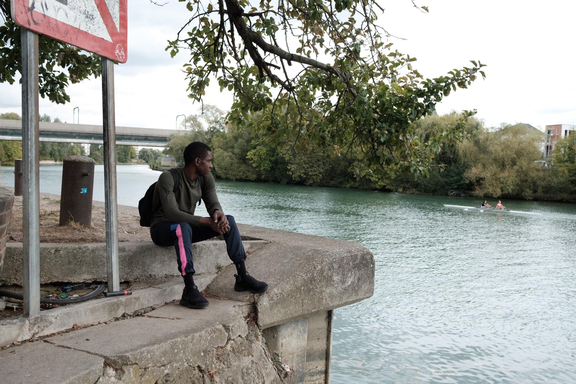 Quand il vivait dans une tente à la porte d'Aubervilliers, Yannick aimait s'isoler près du canal.