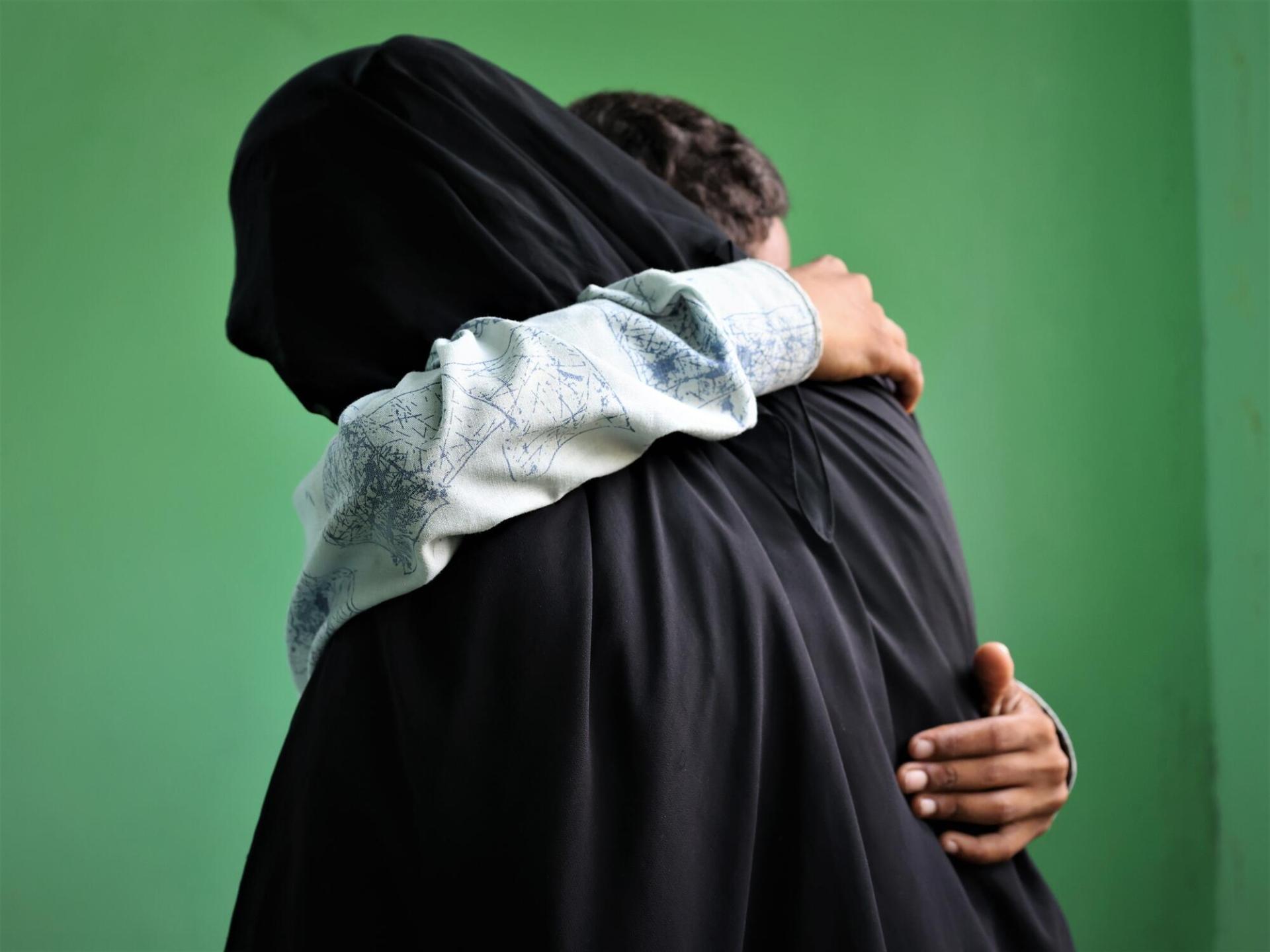 Portrait de Sanaa* avec son fils. Mariée de force à 14 ans, divorcée, la jeune femme de 30 ans a été séparée de son enfant pendant trois années. Aujourd’hui, ils sont à nouveau réunis et vivent ensemble à Hajjah, au Yémen. Yémen, septembre 2022