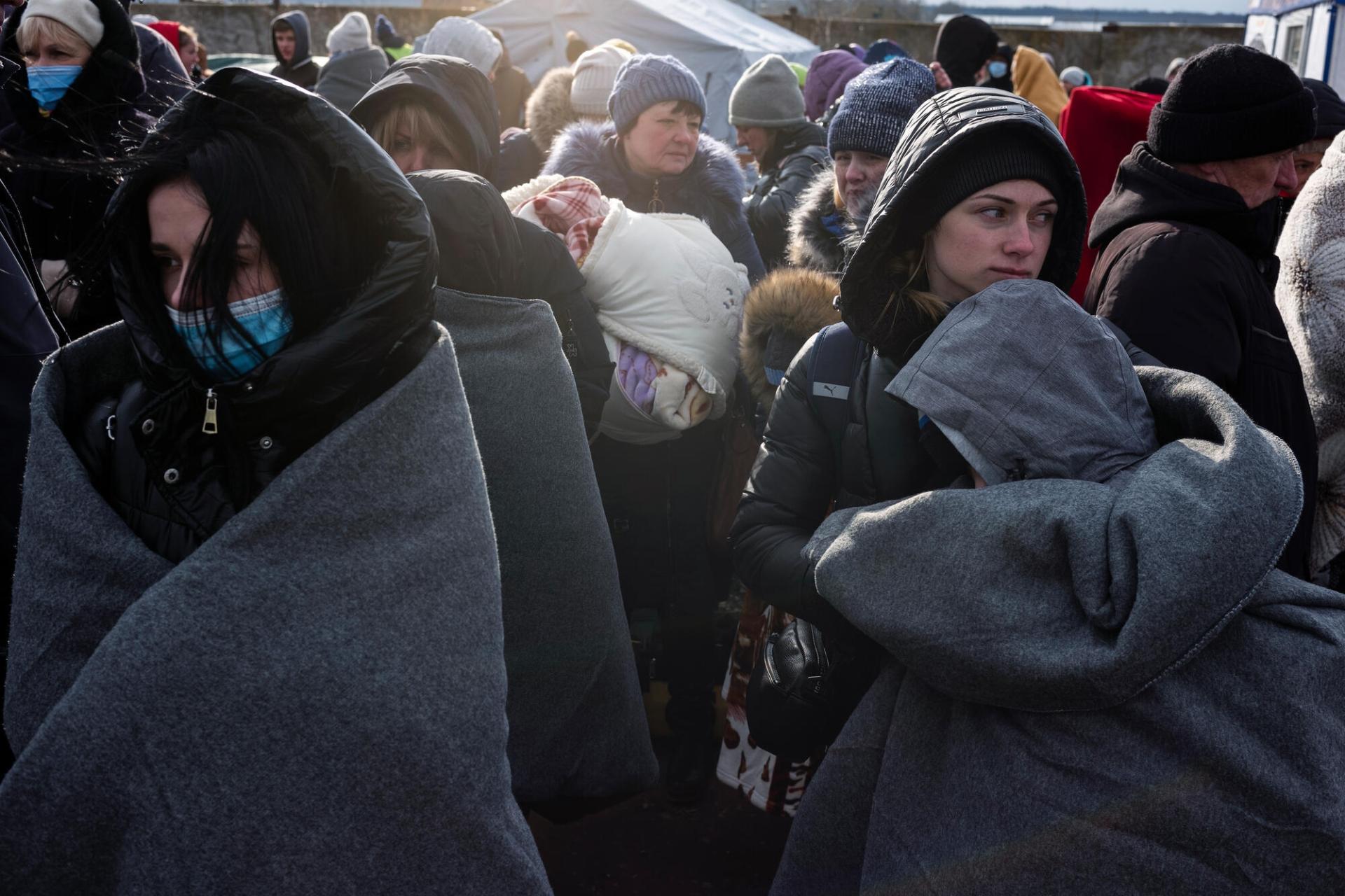 Des réfugiés ukrainiens attendent d’embarquer à bord d’un bus à Palanca, en Moldavie. Moldavie, mars 2022