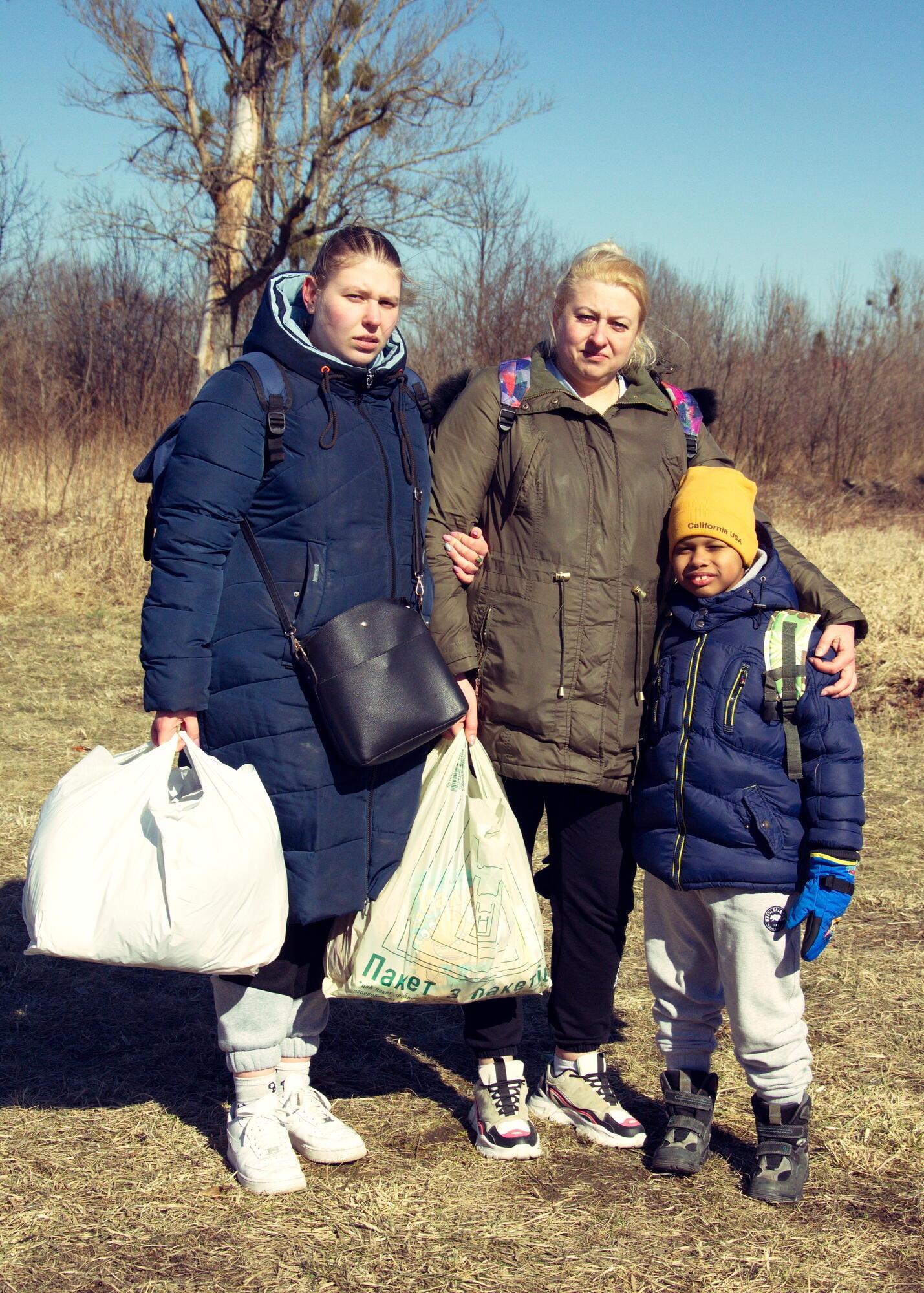 Portrait de Katharina Rusanova, sa fille Daria et son fils Daniel, réfugiés ukrainiens en Moldavie. Moldavie, mars 2022
