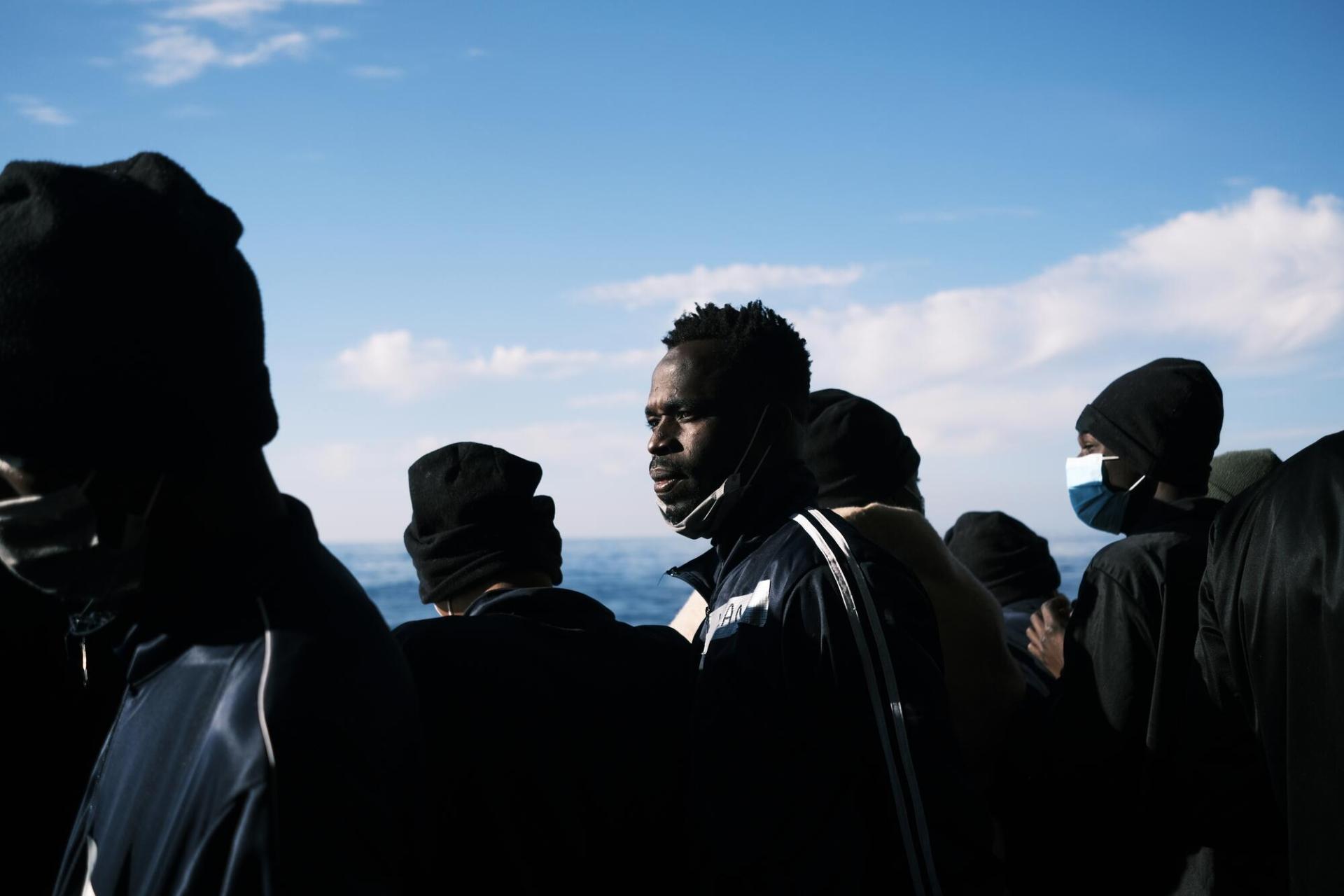 Portrait de Seydou à bord du Géo Barents. Le jeune homme a été secouru en mer Méditerranée par les équipes du navire de recherche et de sauvetage de MSF. Mer Méditerranée, mars 2022