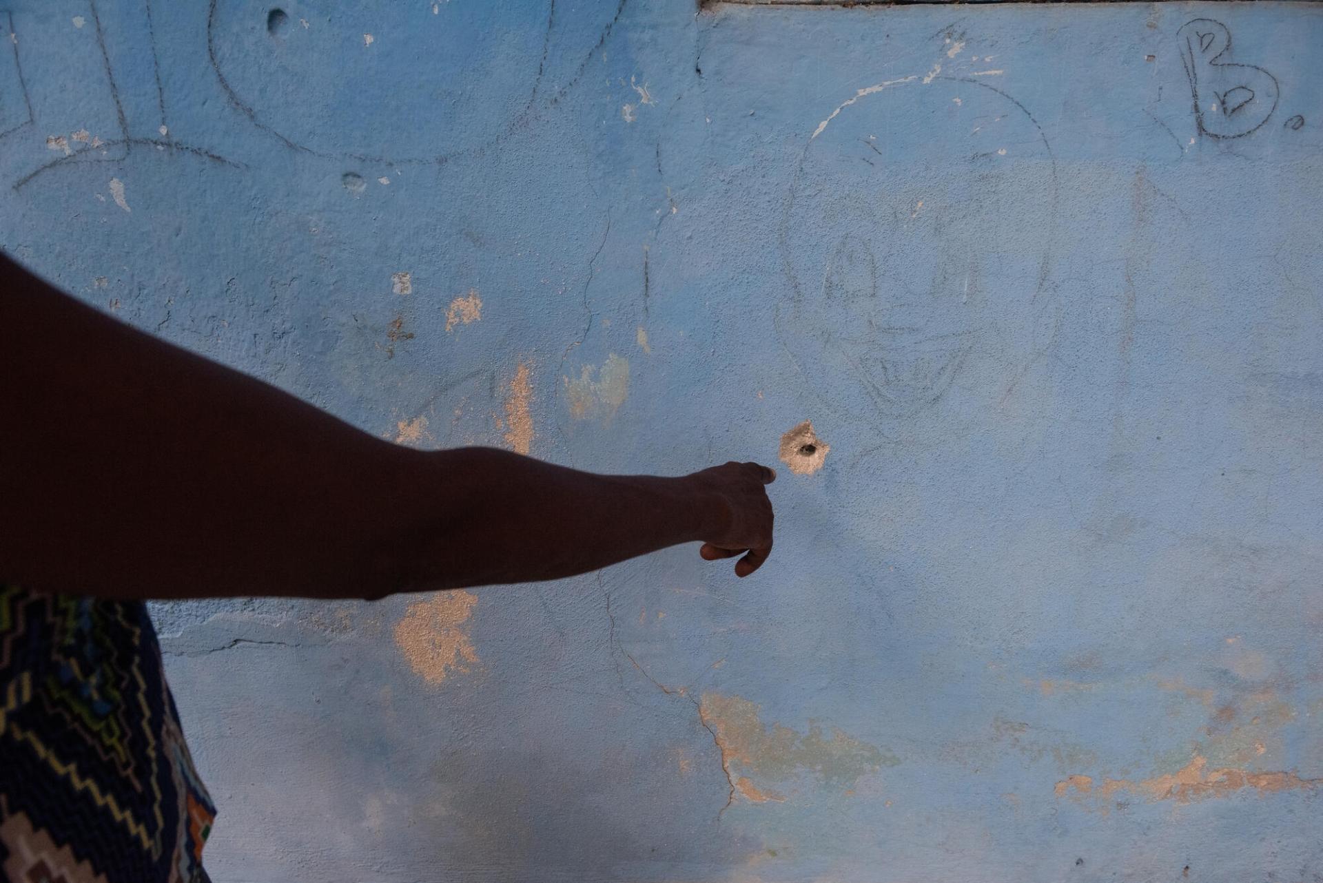 Un impact de balle sur l’un des murs de la maison de Mireille, infirmière pour MSF à Port-au-Prince en Haïti. Elle vit à Bel Air, l’un des quartiers les plus pauvres de la capitale, où les combats entre groupes armés sont quotidiens. Haïti, juin 2022
