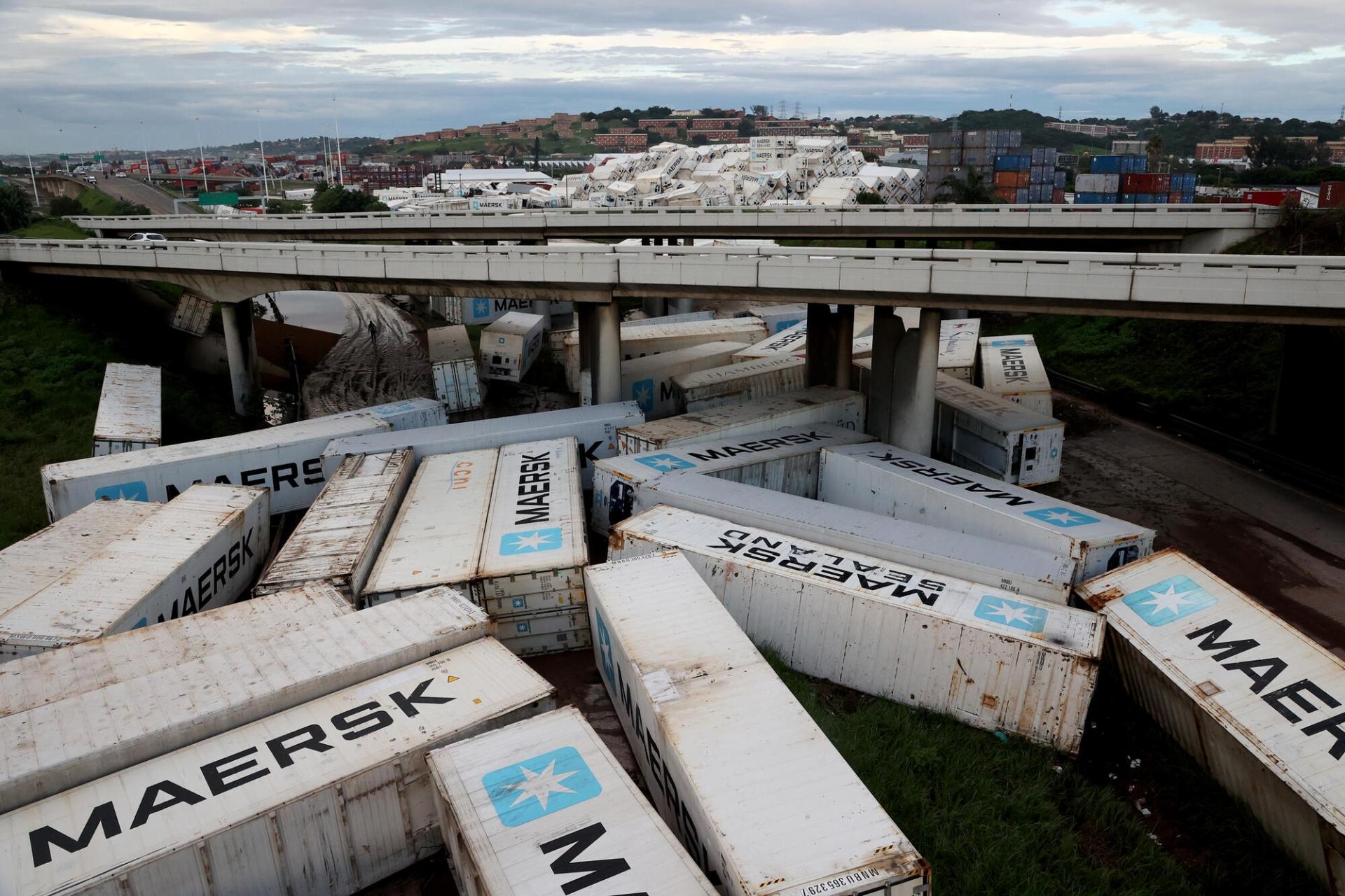 Des conteneurs renversés lors des inondations éclair qui ont eu lieu le 11 avril dans la région d'eThekwini en Afrique du Sud. Près de 40 000 personnes ont trouvé refuge dans des écoles, des églises ou encore des gymnases, dans lesquels MSF est intervenue. Afrique du Sud, avril 2022