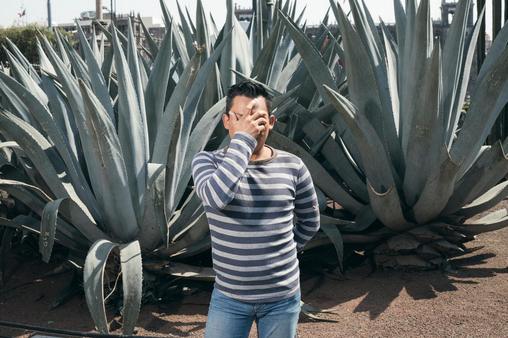 Portrait de Gustavo, jeune homme homosexuel et migrant, discriminé en raison de son orientation sexuelle et parce qu’il est migrant. Mexique, mars 2022