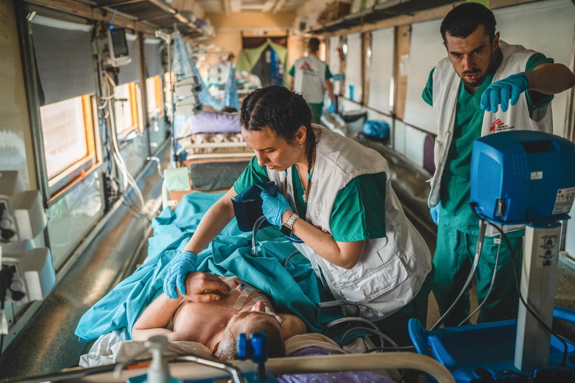 Un patient est pris en charge par les équipes de MSF et transporté à bord d’un train médicalisé reliant les villes de Pokrovsk, dans l’est de l’Ukraine, à Lviv, dans l’ouest du pays. Ukraine, mai 2022